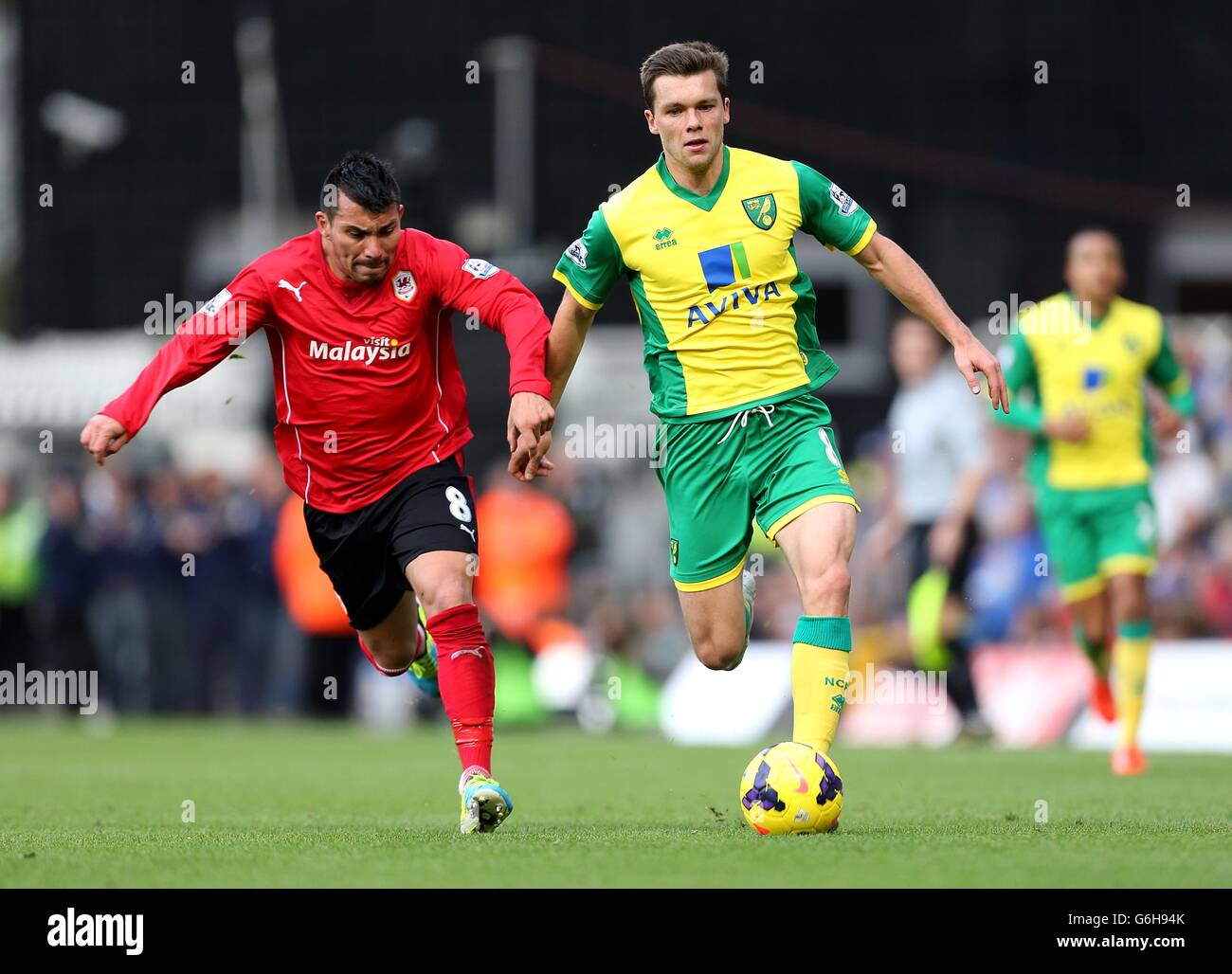 Gary Medel de Cardiff (à gauche) et Jonathan Howson de Norwich City bataille pour le ballon Banque D'Images