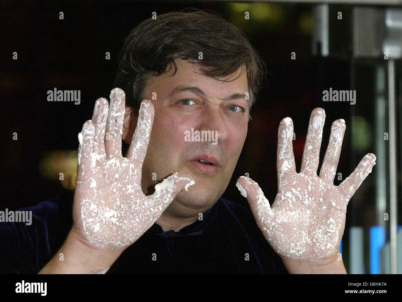 Acteur/réalisateur Stephen Fry après avoir laissé ses empreintes de main en ciment, à son arrivée à l'Odeon, Leicester Square, dans le centre de Londres, pour la première européenne de son film "Bright Young Things", tenu en aide à la Prince's Trust. Banque D'Images