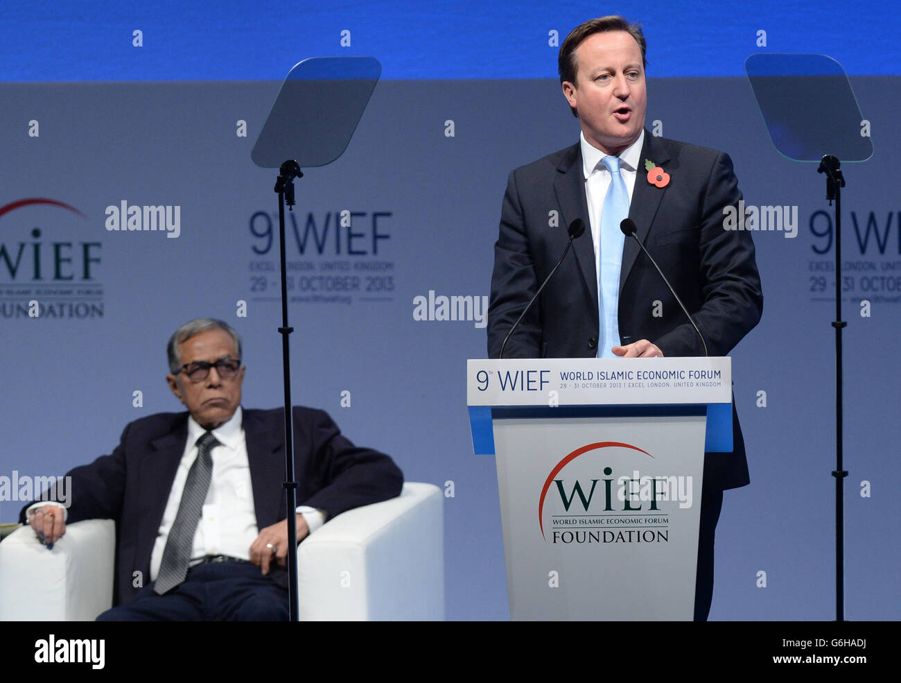 Le Premier ministre David Cameron s'exprime lors du 9e Forum économique islamique mondial à Excel, Londres, auquel participent d'autres dirigeants islamiques et dont Cameron est l'hôte. Banque D'Images