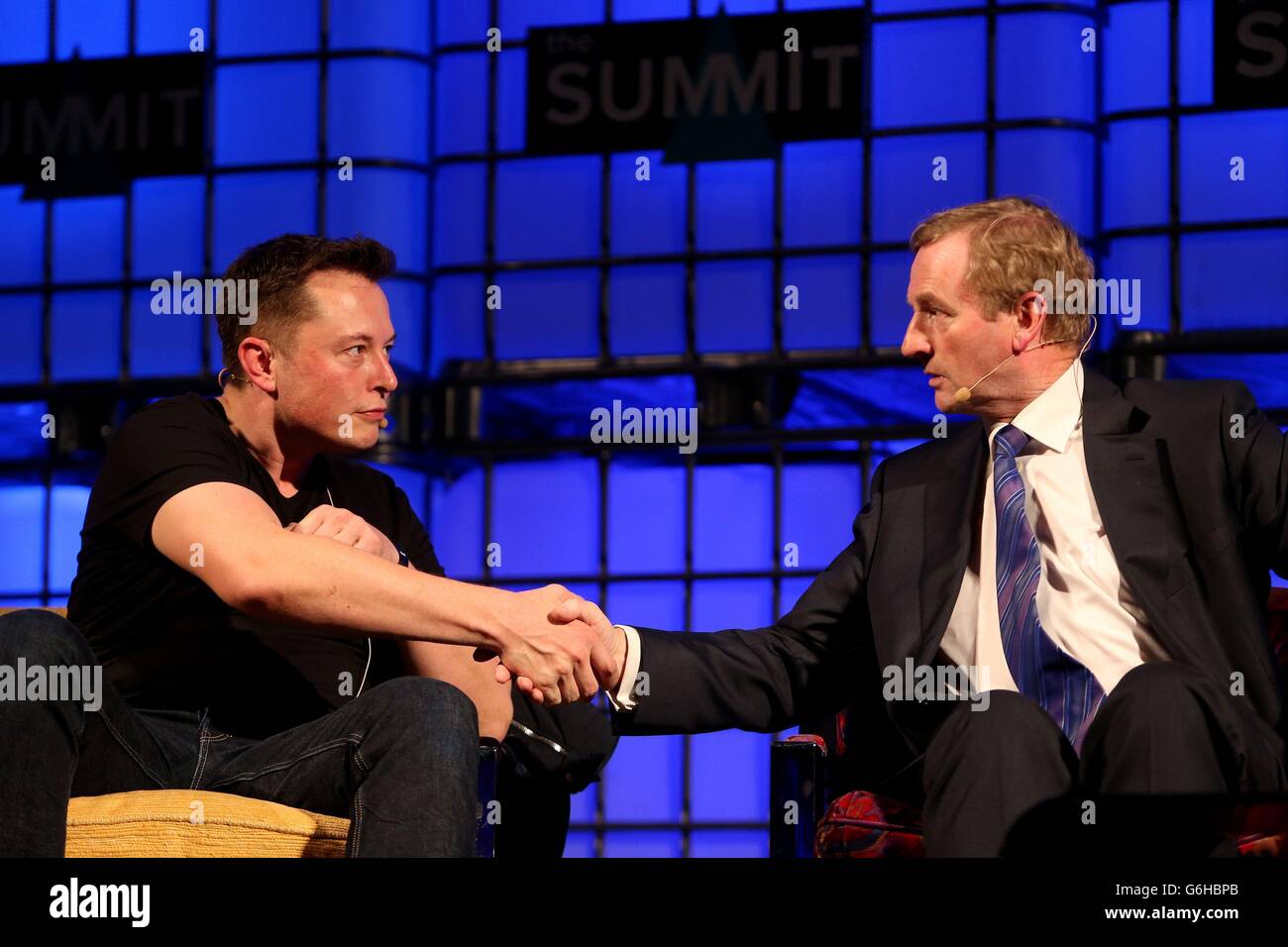 Taoiseach Enda Kenny TD avec Elon Musk (à gauche) au sommet web de Dublin qui se tient au RDS, Dublin. Banque D'Images