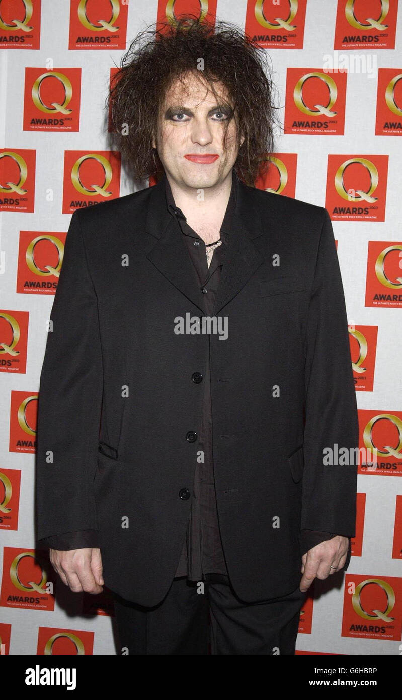 Le leader du Cure Robert Smith arrive pour les Q Awards 2003 à l'hôtel Park Lane dans le centre de Londres. Les prix annuels sont remis par le magazine Q Music. Banque D'Images