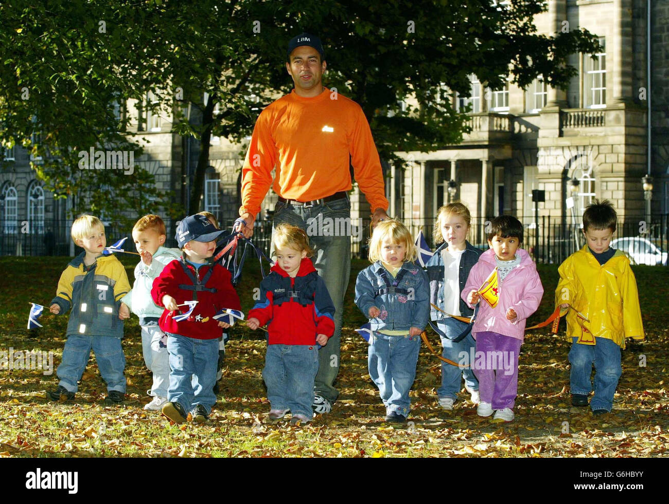 Adam Hollioake, joueur de cricket d'Angleterre, pose avec des enfants en pépinière à Édimbourg, avant son voyage caritatif d'Édimbourg à Tanger, pour recueillir de l'argent à la mémoire de son frère et de son compagnon international d'Angleterre, qui est décédé en mars dernier à Perth, en Australie, à l'âge de 24 ans. Adam, 32 ans, qui est apparu pour l'Angleterre et le Surrey, faisait le voyage avec le cricketer du Lancashire Iain Sutcliffe, ancien champion européen de boxe poids lourd Scott Welch et Matt Church, qui est un ancien cricketeur professionnel. Banque D'Images