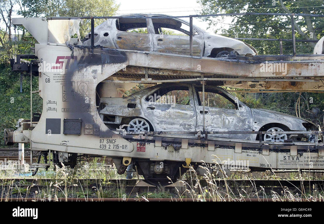 Les voitures brûlées sont inspectées dans les sidings de la station Oxenholme près de Kendal. Des centaines de passagers ferroviaires ont dû faire des retards et des annulations après qu'un train de marchandises transportant des voitures automobiles a pris feu sur une ligne principale reliant Londres à l'Écosse. Un train-couchette à destination de Londres était arrivé trois heures en retard et un autre près de deux heures en retard. La ligne principale de la côte Ouest a été fermée pendant plusieurs heures et un certain nombre de trains First North Western ont été annulés. L'incendie s'est produit sur un train de fret EWS qui a pris des voitures Citroën et Peugeot de Washwood Heath près de Birmingham à Bathgate à West Lothian, en Écosse. Banque D'Images