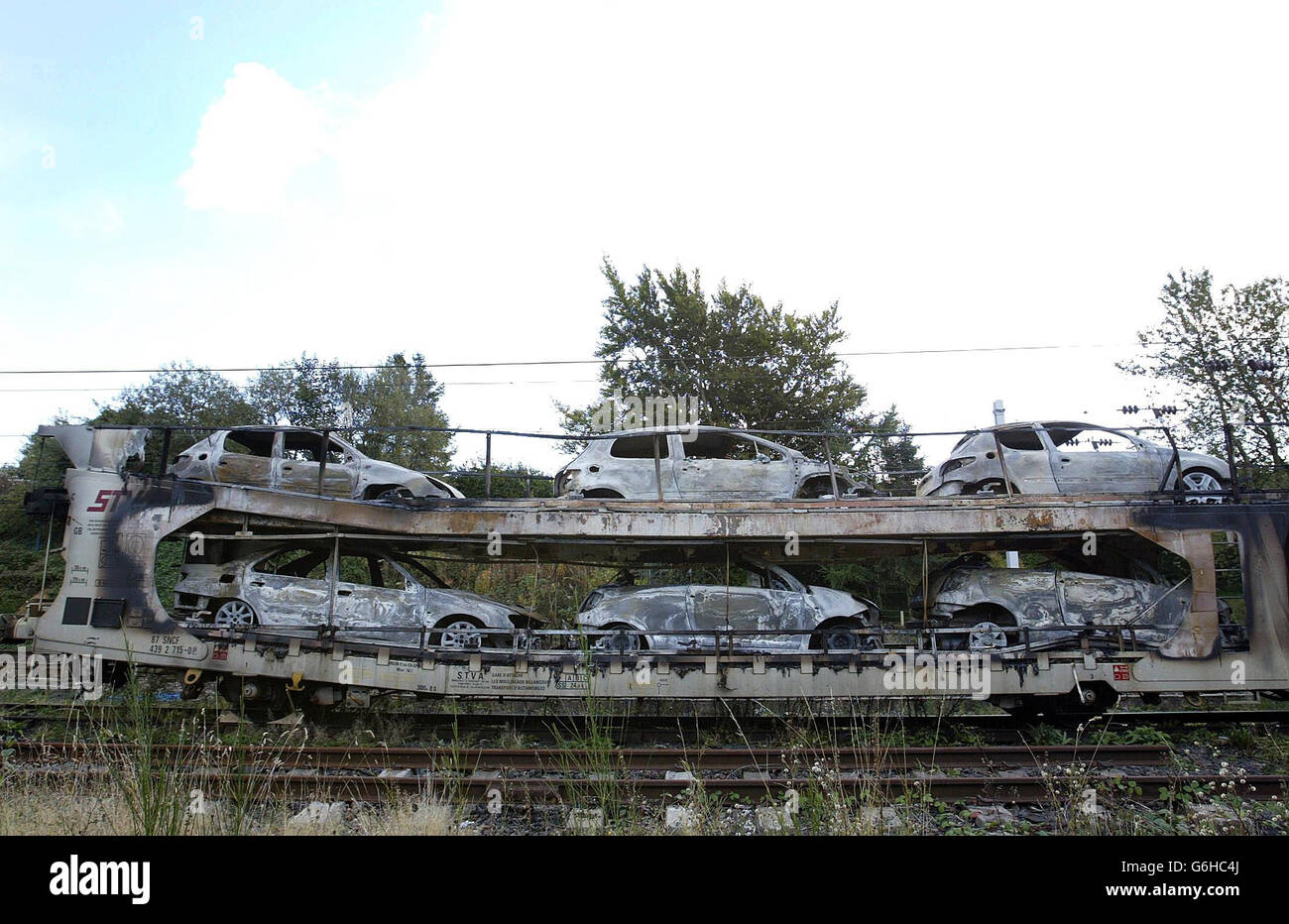 Voitures brûlées dans les voies de la gare d'Oxenholme près de Kendal.Des centaines de passagers ferroviaires ont dû faire des retards et des annulations après qu'un train de marchandises transportant des voitures automobiles a pris feu sur une ligne principale reliant Londres à l'Écosse.Un train-couchette à destination de Londres était arrivé trois heures en retard et un autre près de deux heures en retard.La ligne principale de la côte Ouest a été fermée pendant plusieurs heures et un certain nombre de trains First North Western ont été annulés.L'incendie s'est produit sur un train de fret EWS qui a pris des voitures Citroën et Peugeot de Washwood Heath près de Birmingham à Bathgate à West Lothian, en Écosse. Banque D'Images