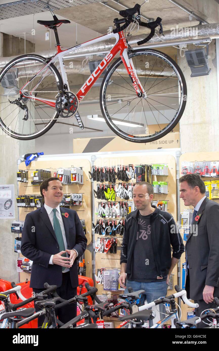 Le chancelier de l'Échiquier George Osborne et le directeur général du groupe de la Banque Royale d'Écosse Ross McEwan (à droite) discutent avec le propriétaire Jon Reid lorsqu'ils visitent Swift cycles à Londres. Banque D'Images