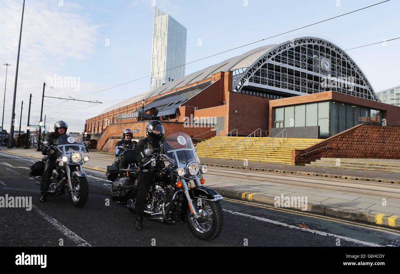 Trois flottes de vélos limousine arrivent à Manchester dans le cadre d'une tournée britannique pour son partenariat avec Movember, organisme caritatif pour la santé des hommes. Banque D'Images