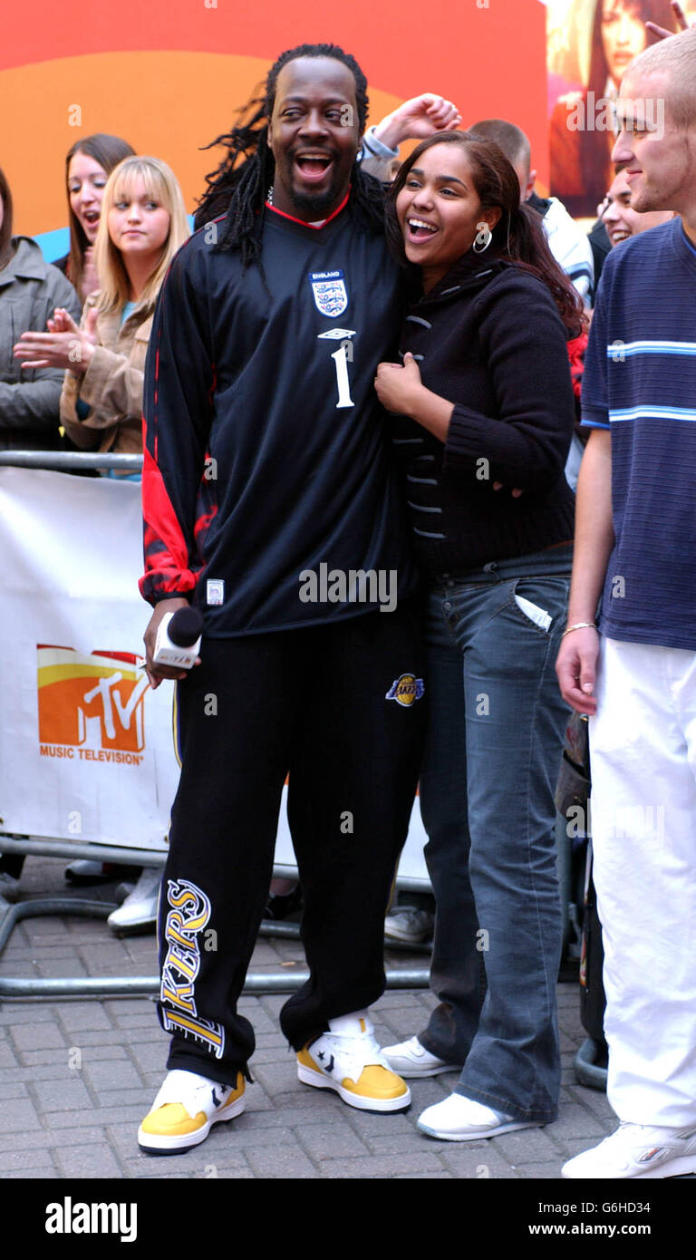 Wyclef Jean pendant son séjour sur le TRL UK de MTV aux MTV Studios de Camden, au nord de Londres. Banque D'Images