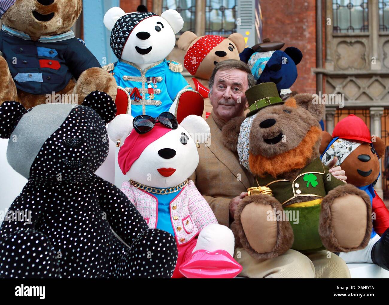 Terry Wogan présente la collection d'ours Pudsey conçus par des célébrités à la gare internationale de St Pancras. Les ours doivent être mis aux enchères pour aider les enfants dans le besoin. Banque D'Images