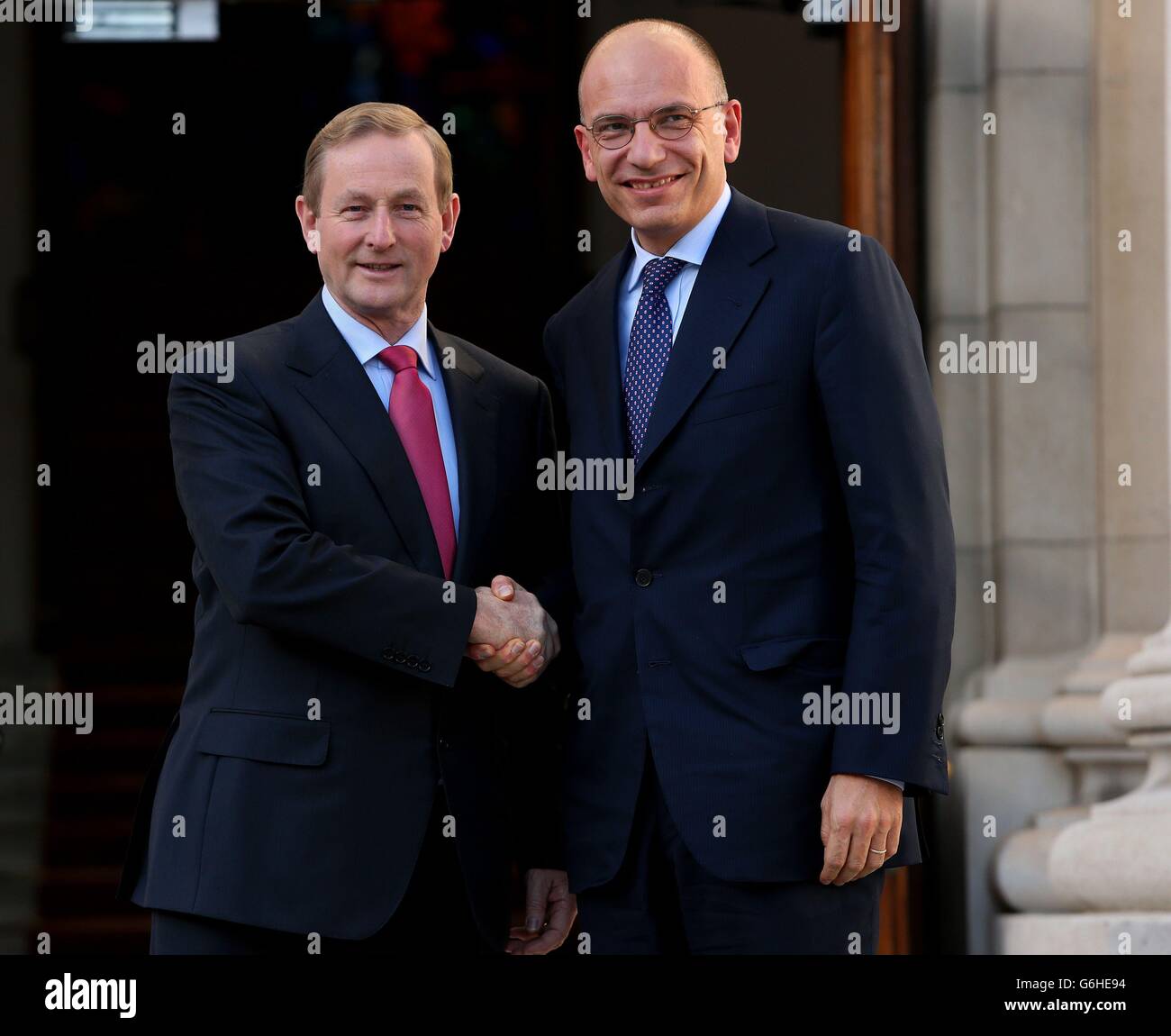 Taoiseach Enda Kenny TD (à gauche) avec le premier ministre italien Enrico Letta (à droite) dans les bâtiments gouvernementaux de Dublin. Banque D'Images