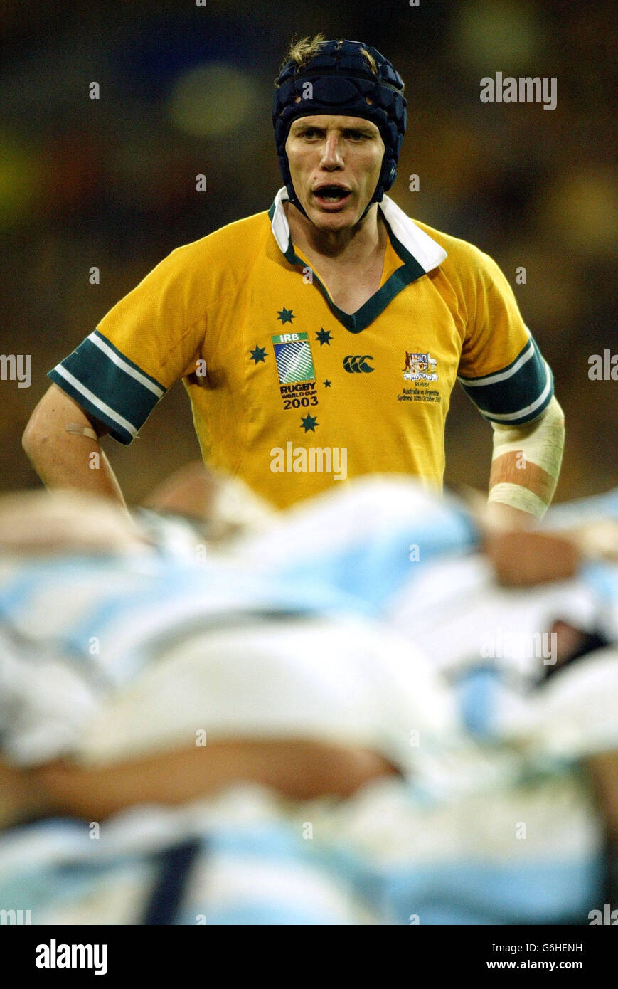 Stephen Larkham d'Australie lors de la victoire de l'Australie en 24-8 sur l'Argentine lors du match d'ouverture de la coupe du monde de rugby 2003 au stade Telstra de Sydney. Banque D'Images