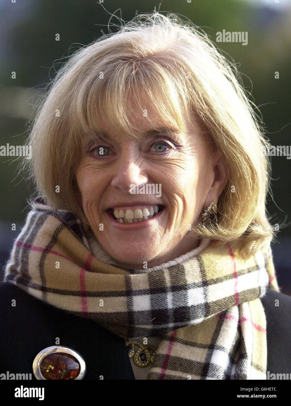 Ann Gloag arrive pour assister à l'affaire devant le tribunal civil au tribunal du shérif d'Inverness, contre Ian et Patricia Hamilton.Bus tycoon Gloag affirme que les Hamiltons n'ont pas le droit d'utiliser une petite bande de terre près de leur chalet loué sur sa propriété, près de Beauly, Inverness-shire.Gloag, qui a créé la Stagecoach bus Company avec son frère Brian Soutar en 1980, affirme également que le couple ne peut pas utiliser des dépendances ou un parking près de leur chalet.06/11/03: Ann Gloag, qui a gagné une action en justice empêchant les locataires de son domaine des Highlands de tondre une pelouse et de planter des arbustes à côté de leur maison.Le Banque D'Images