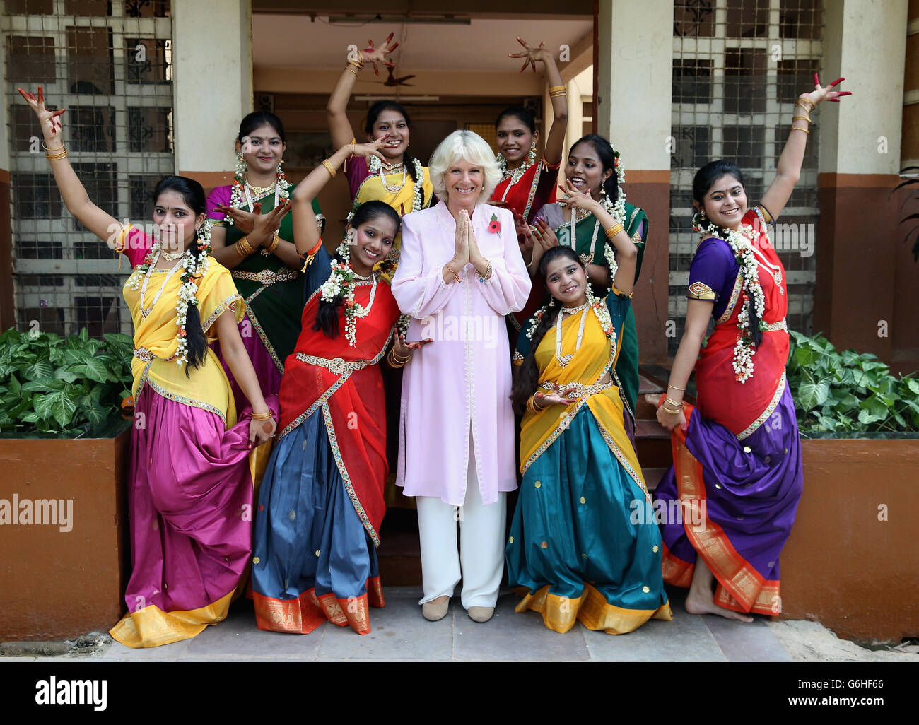 La duchesse de Cornwall montre quelques mouvements de danse indienne par des filles d'Asha Sadan (Maison de l'espoir) pour les enfants qui ont été abandonnés ou maltraités, à Mumbai, le quatrième jour de leur visite officielle en Inde et au Sri Lanka. APPUYEZ SUR ASSOCIATION photo. Date de la photo: Samedi 9 novembre 2013. Voir PA Story ROYAL Tour. Le crédit photo devrait se lire: Chris Jackson/PA Wire Banque D'Images