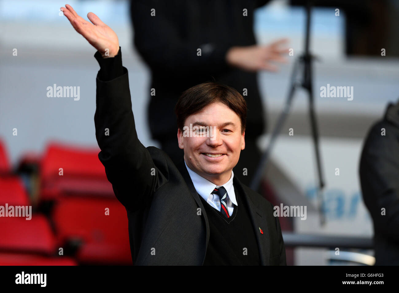 Acteur Mike Myers dans la boîte des réalisateurs avant le match de la Barclays Premier League à Anfield, Liverpool. Banque D'Images