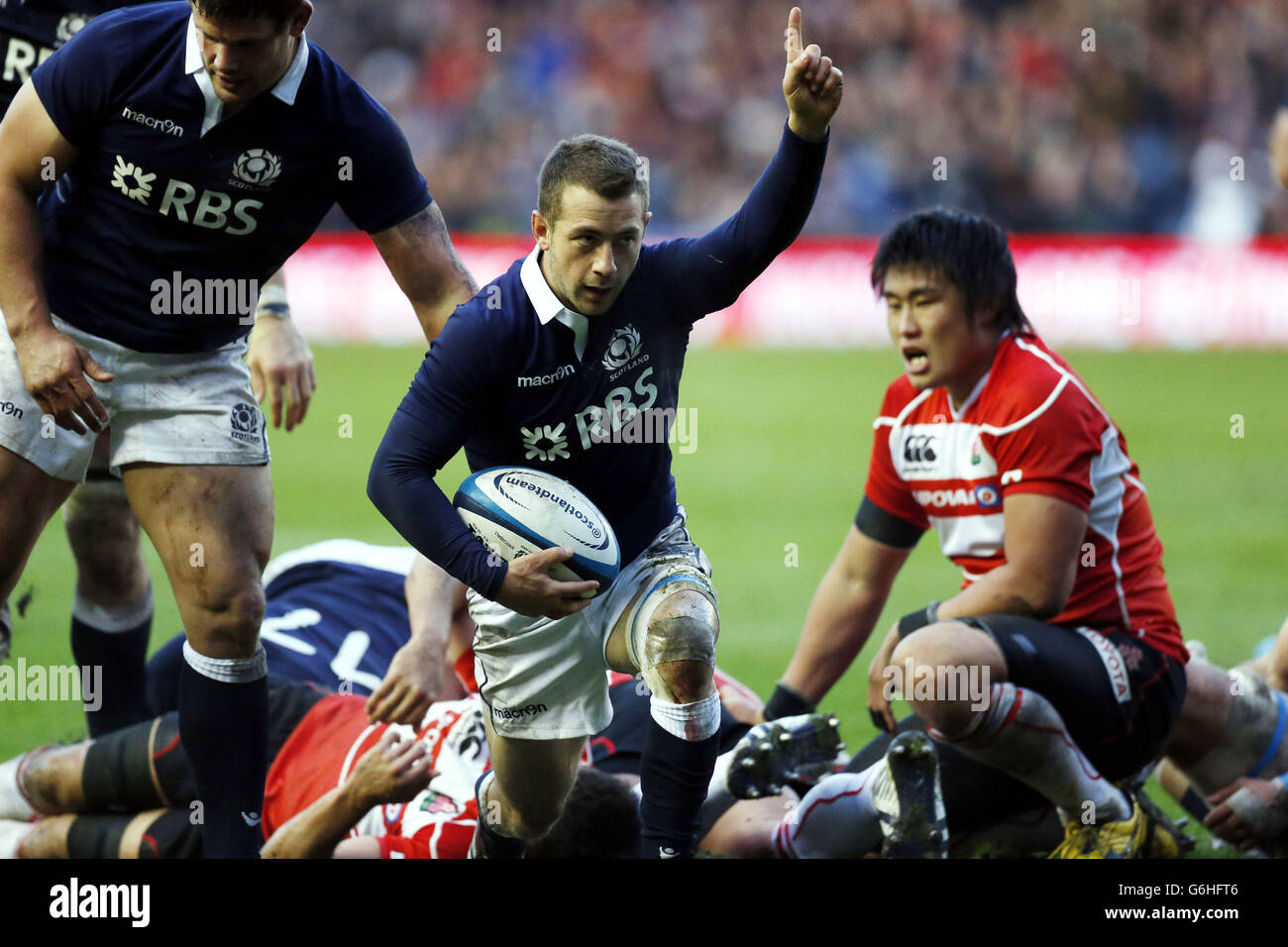 Greig Laidlaw, en Écosse, célèbre son essai lors du match d'automne du viagogo à Murrayfield, Édimbourg. Banque D'Images