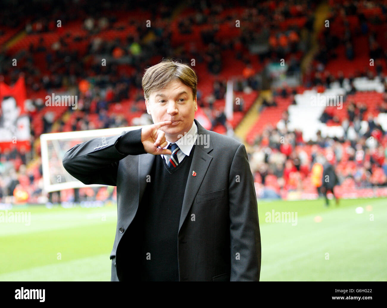 Football - Barclays Premier League -Liverpool v Fulham, Anfield, Liverpool. L'acteur et la star de cinéma Mike Myers à Anfield Banque D'Images