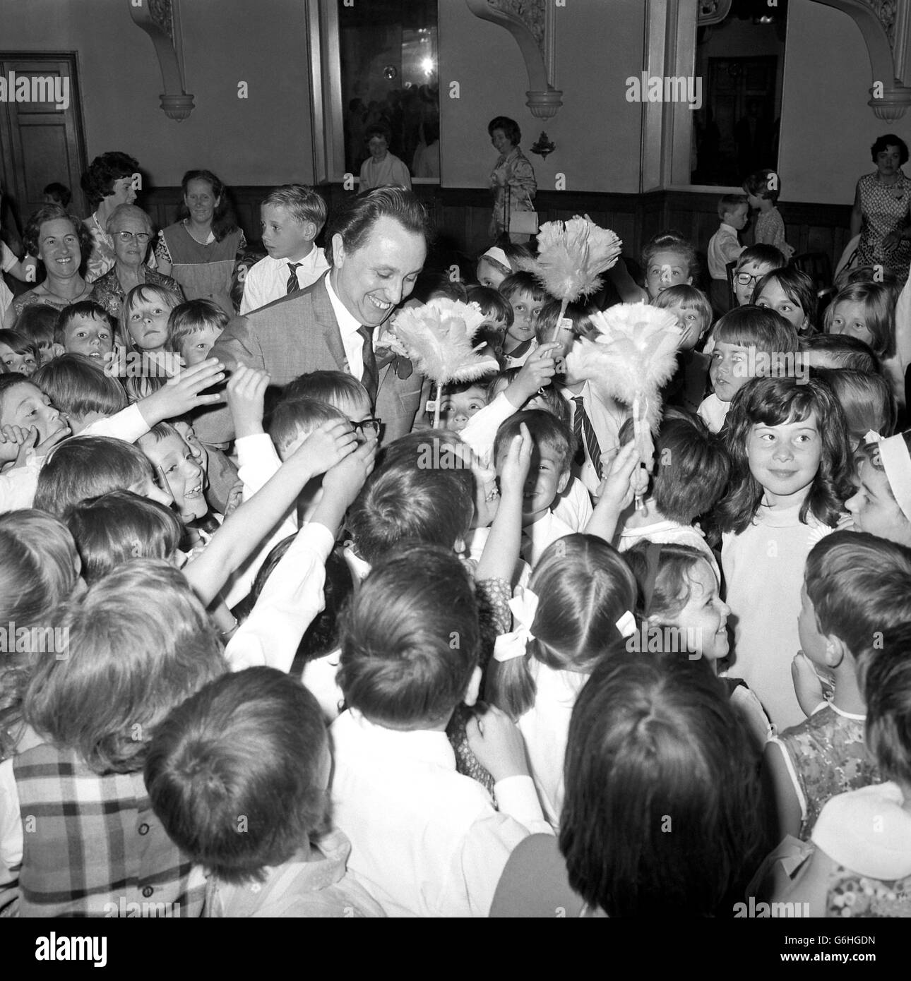 Le comédien Ken Dodd lance hier sa campagne de la semaine nationale du rire en rendant visite à des écoliers au Caxton Hall, rue Victoria, Westminster, Londres, où il leur a remis des prix et des bâtons de grackli et leur a donné une leçon pour la semaine du rire. Banque D'Images