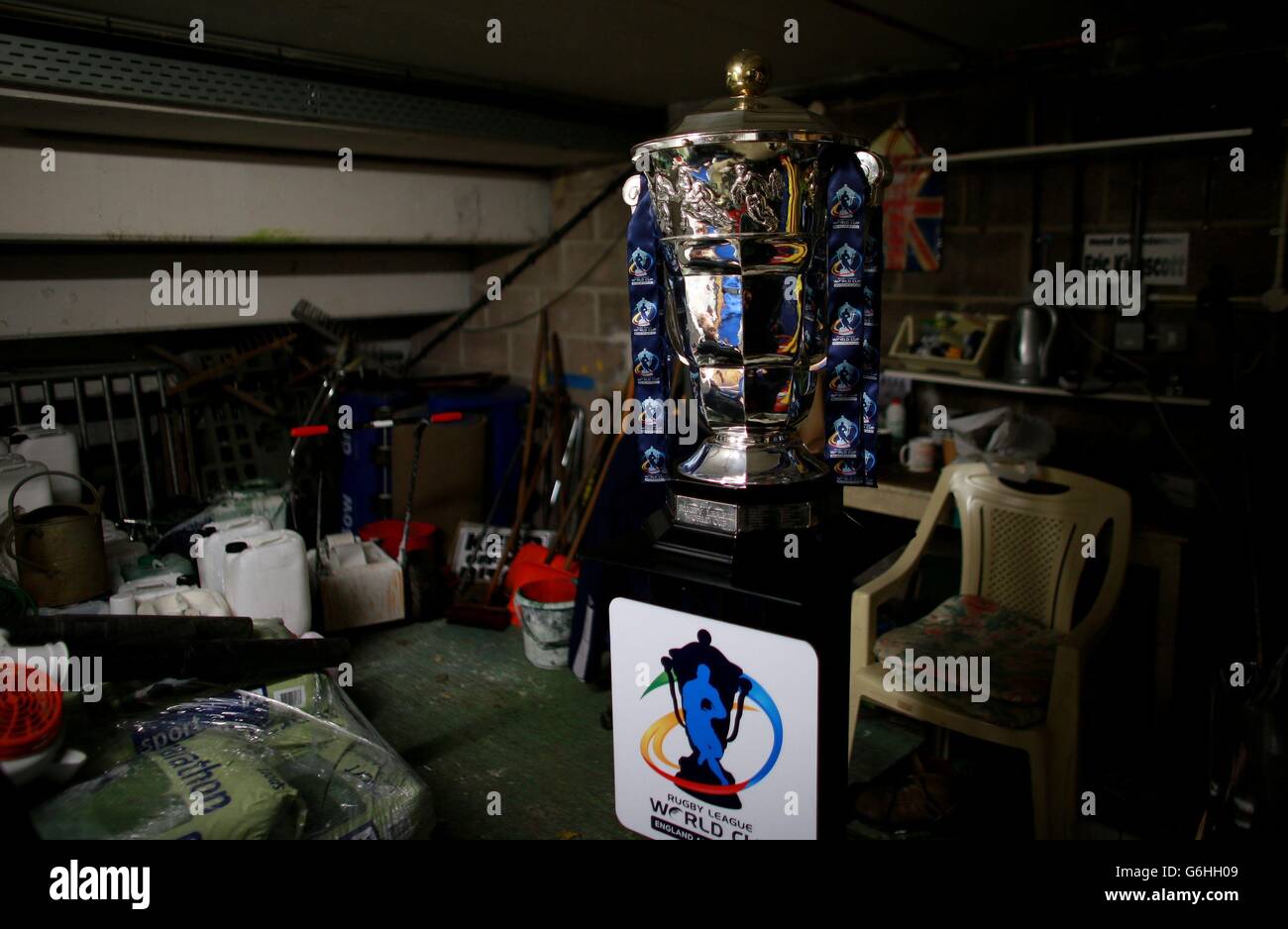 La coupe du monde de Rugby League attend dans le hangar de Groundsmans avant d'être exposée pendant le match de la coupe du monde 2013 au Memorial Stadium, Bristol. Banque D'Images