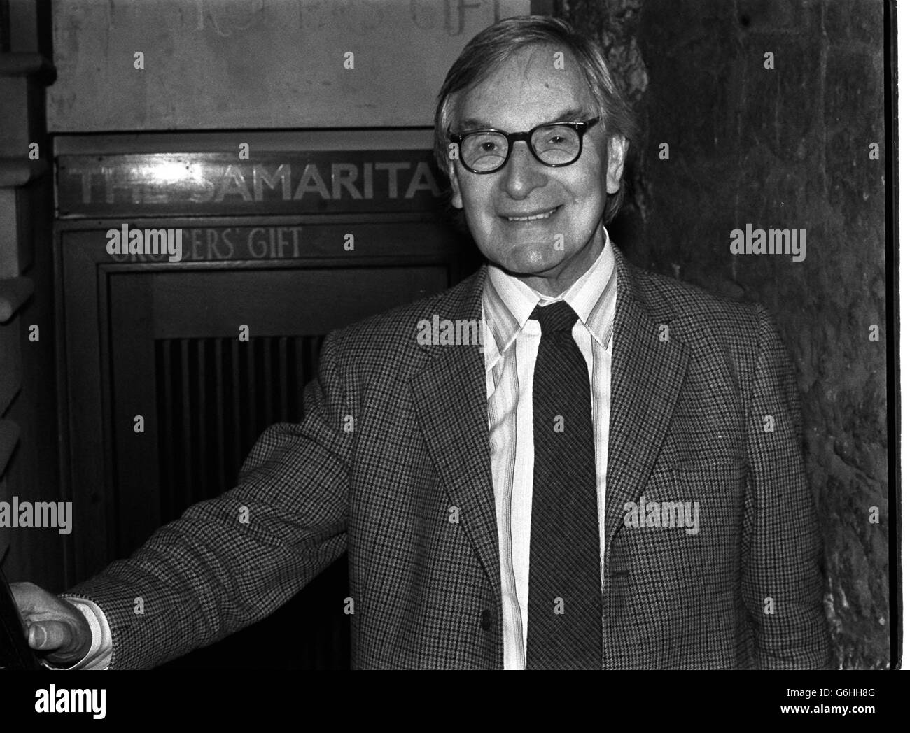 Le révérend Chad Varah, 66 à l'entrée de son bureau en dessous, St. Stephen Walbrook, la ville de Londres où il a fondé l'Église les Samaritains, il y a 25 ans. Banque D'Images