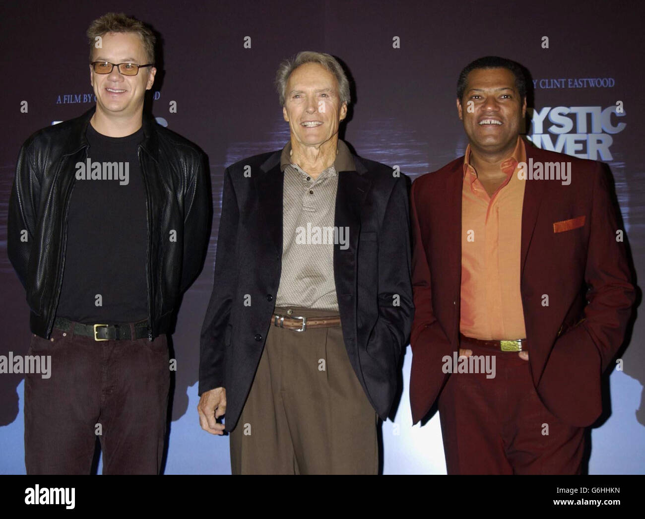 De gauche à droite : l'acteur Tim Robbins, le réalisateur Clint Eastwood et l'acteur Laurence Fishburne posent pour les photographes lors d'une séance photo pour leur nouveau film 'Lystic River' à l'hôtel Claridges, dans le centre de Londres. Banque D'Images