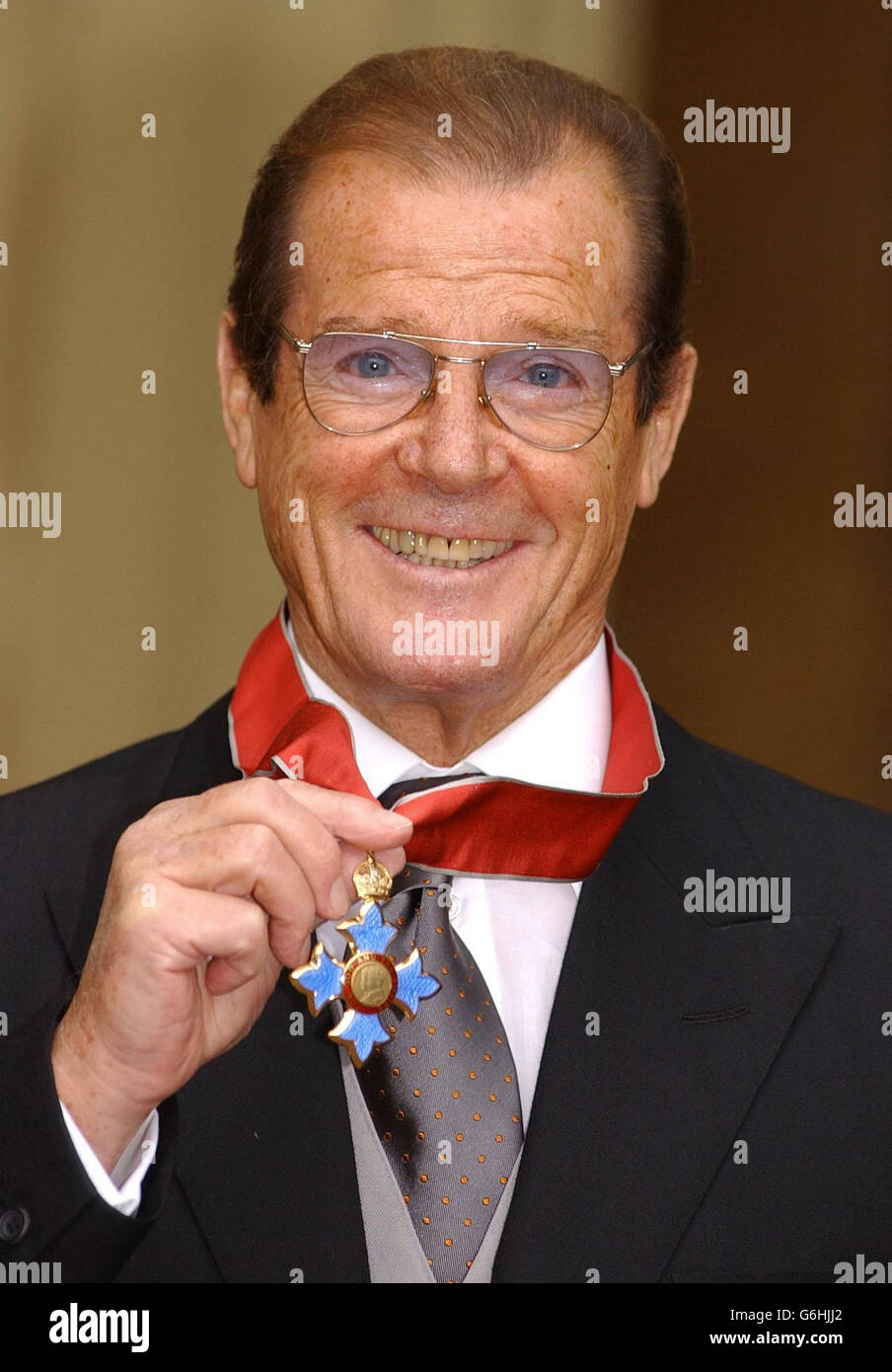 Sir Roger Moore avec sa chevalier au palais de Buckingham. Quelques instants après avoir reçu sa chevalier de la Reine, la superstar suave a dit: J'ai eu la pire attaque de scène droite dans ma vie. Lorsque vous vous rendez compte de la gravité de la situation, il est légèrement nerf-rayant. C'était comme un drame de costume et j'étais Sir Ivanhoé - un rôle que j'ai joué, d'ailleurs. Sir Roger, 75 ans, qui a été fait chevalier pour son œuvre de charité infatigable, a révélé que la Reine avait reconnu son dilemme. Banque D'Images