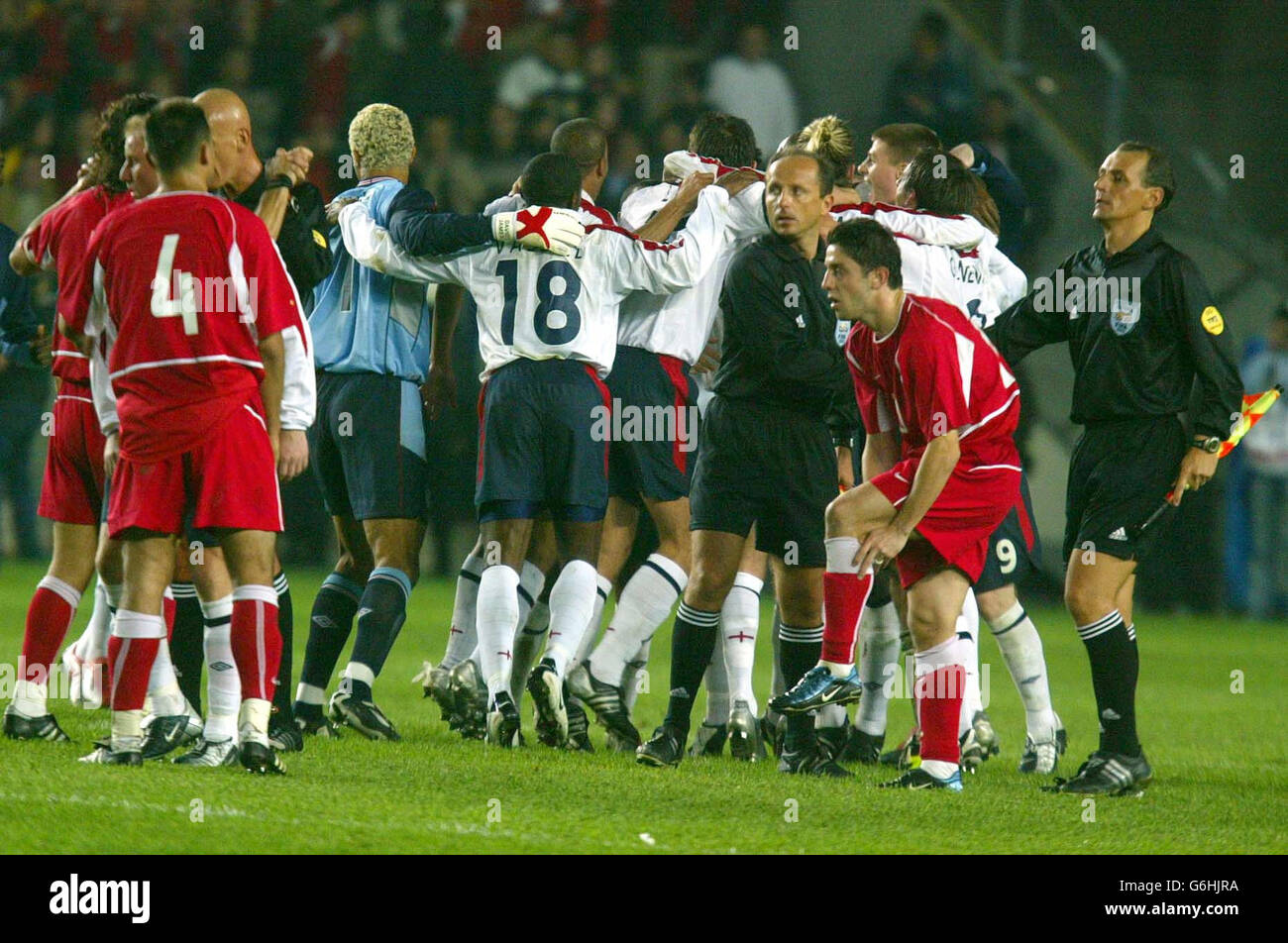 L'Angleterre se fête alors qu'elle se qualifie pour l'Euro 2004 après avoir participé au match de qualification des championnats d'Europe au stade Sukru Saracoglu à Istanbul, en Turquie. Banque D'Images L'Angleterre se fête alors qu'elle se qualifie pour l'Euro 2004 après avoir participé au match de qualification des championnats d'Europe au stade Sukru Saracoglu à Istanbul, en Turquie. Banque D'Images