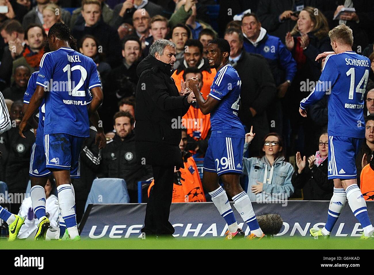 Samuel ETO'o de Chelsea (à droite) célèbre avec le directeur Jose Mourinho après marquant le premier but de son côté Banque D'Images