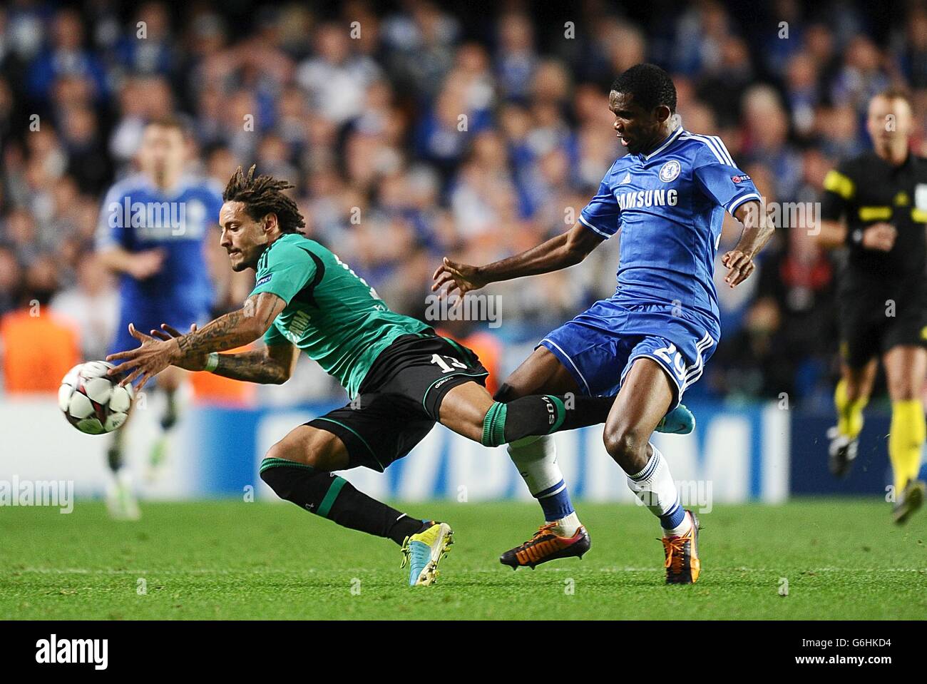 Jermaine Jones (à gauche) et Samuel ETO'o de Chelsea pour le ballon Banque D'Images