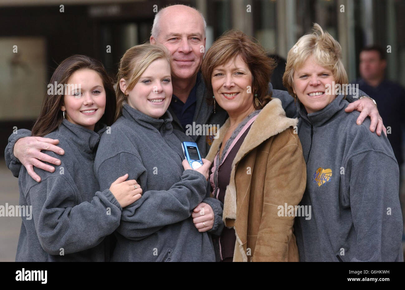 Les parents de la jeune fille de Milly Dowler assassinée, Bob (au centre) et Sally (à l'extrême droite), posent avec l'actrice Lynda Bellingham et la sœur de Milly, Gemma (au milieu à gauche), et Hannah MacDonald, la meilleure amie de Milly (à l'extrême gauche), à Londres, où ils ont participé au lancement de la « semaine nationale de la sécurité personnelle ». Les Dowlers ont parlé de la façon dont la messagerie texte leur avait permis de donner à leur fille Gemma un degré de liberté après le meurtre de sa sœur, Milly. Le couple parlait avant le lancement d'une campagne pour encourager les parents à apprendre à envoyer un message texte, appelé Teach Your Maman to Text - une campagne pensée par Gemma. Banque D'Images