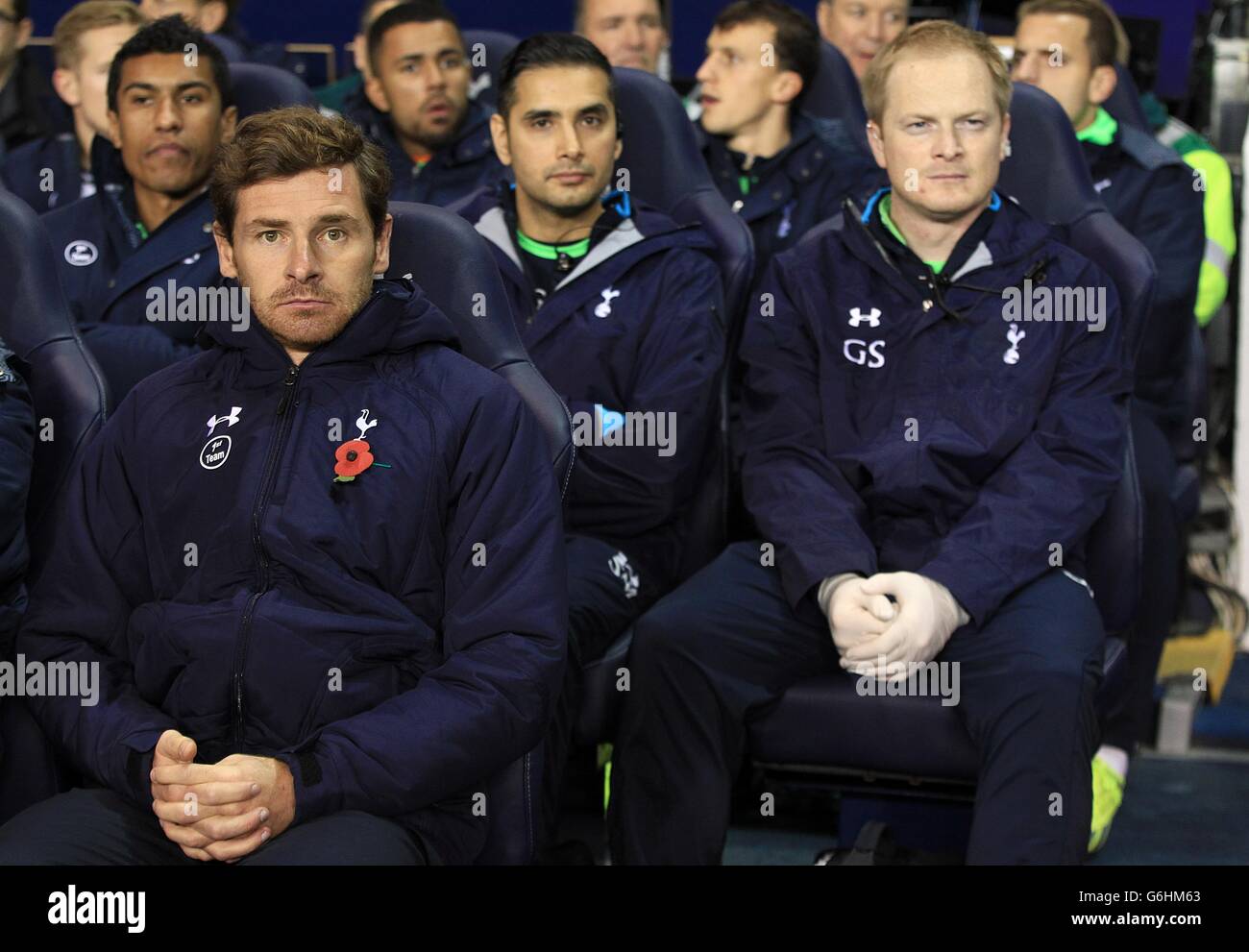Le directeur de Tottenham Hotspur Andre Villas-Boas (à gauche) est assis sur le banc Avant le match devant le physiothérapeute du club Geoff Scott (droite) Banque D'Images