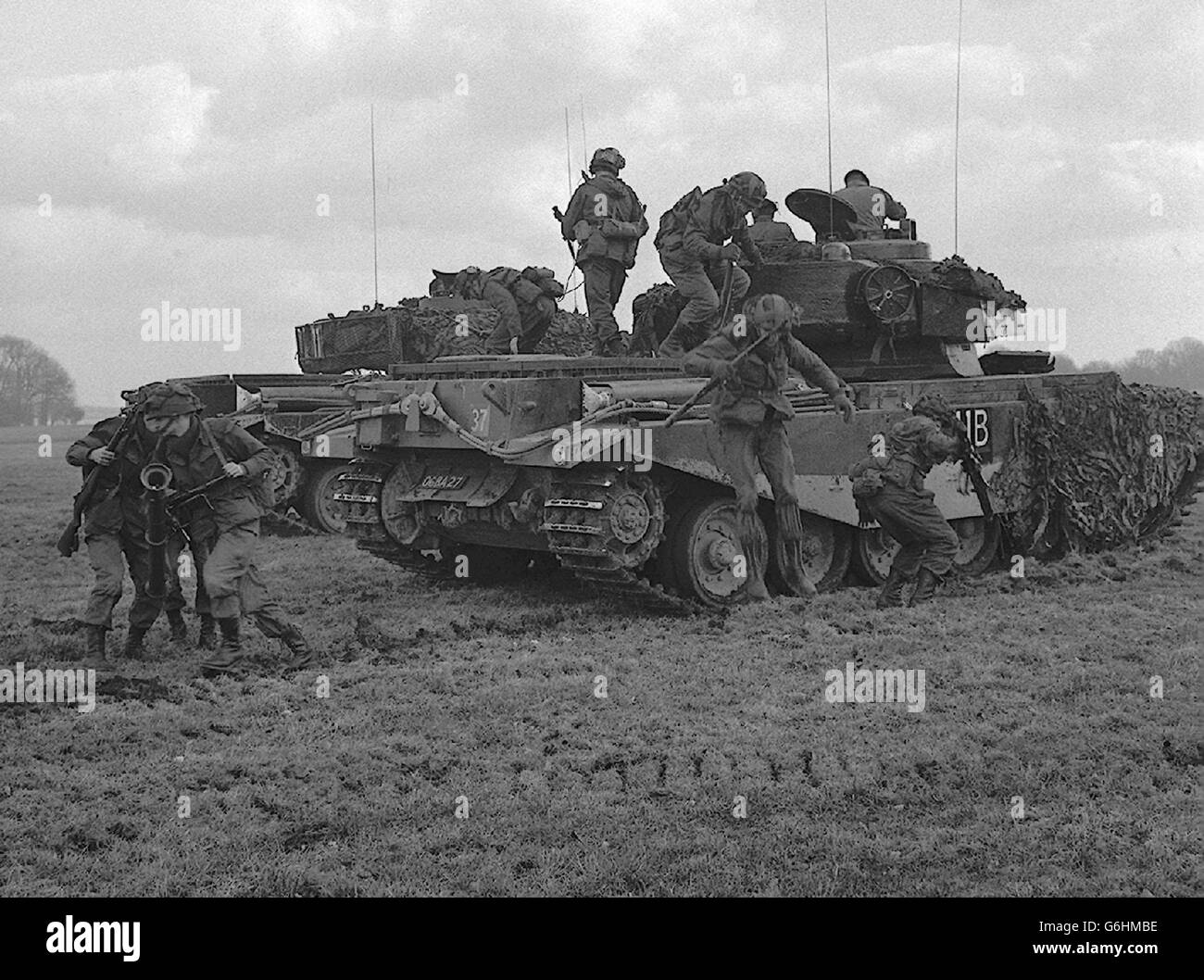 Troupes danoises sur la plaine de Salisbury.Dans le champ de bataille, les hommes des Royal Danish Life Guards sautent d'un char Centurion camoflagé pour aller à l'action pendant l'entraînement avec les 15/19th Hussars sur la plaine de Salisbury, Wiltshire. Banque D'Images