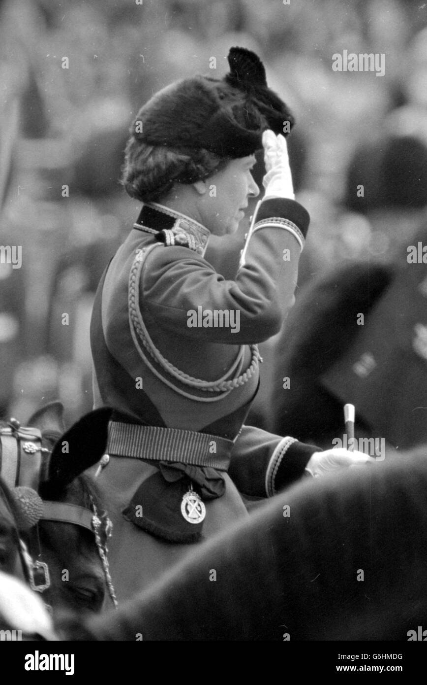 La Reine, à propos de la Birmanie et portant l'uniforme du Colonel-en-chef Scots Guards, au Horse Guards Parade à Londres lorsqu'elle a pris le salut à la cérémonie de Trooping the Color pour célébrer son anniversaire officiel. La couleur a trooped à la cérémonie était celle des gardes du 2e Bataillon des Scots. Banque D'Images