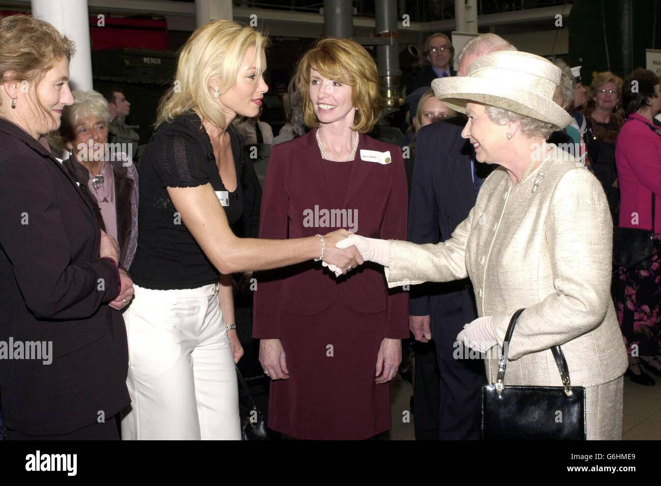 La reine Elizabeth II de Grande-Bretagne rencontre le mannequin Nell McAndrew à l'exposition femmes en guerre au Musée impérial de la guerre de Londres. * la Reine a été réunie avec un groupe d'amis de guerre à l'événement comme elle a revivé ses souvenirs de se joindre aux services pendant la Seconde Guerre mondiale. No230873 deuxième sous-traitant Elizabeth Alexandra Mary Windsor, connue en 1945, a rencontré six anciens membres du Service territorial auxiliaire. Les femmes se sont formées avec la princesse adolescente lors d'un cours de trois semaines de conduite et de mécanique à Camberley, Surrey. Banque D'Images