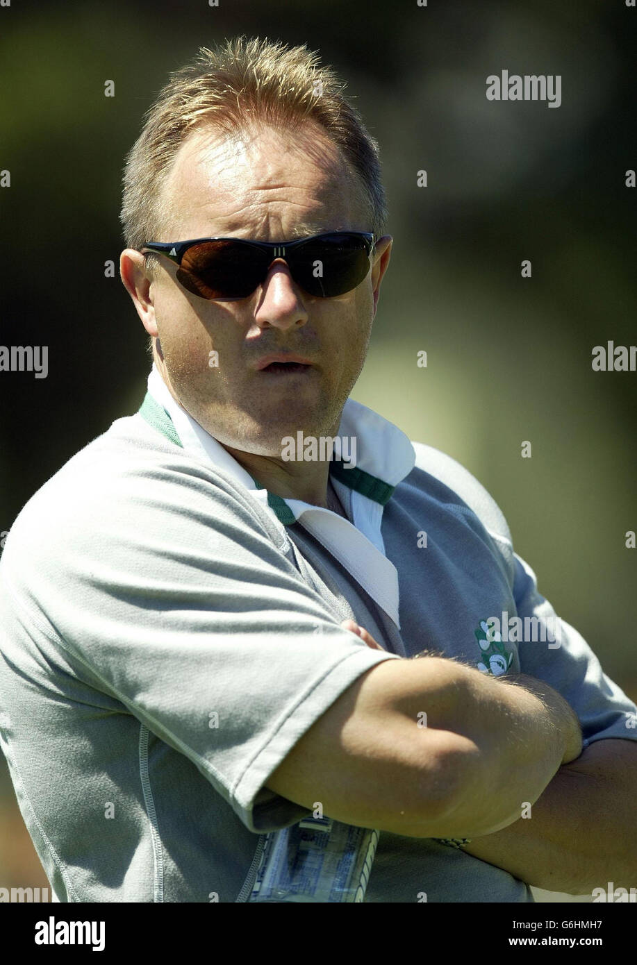 L'entraîneur Eddie O'Sullivan pendant la session d'entraînement de l'Irlande sur le terrain de l'école Grammar de la côte est près de Gosford, Nouvelle-Galles du Sud, Australie.PAS D'UTILISATION DE TÉLÉPHONE MOBILE.LES SITES INTERNET NE PEUVENT UTILISER QU'UNE SEULE IMAGE TOUTES LES CINQ MINUTES PENDANT LE MATCH. Banque D'Images