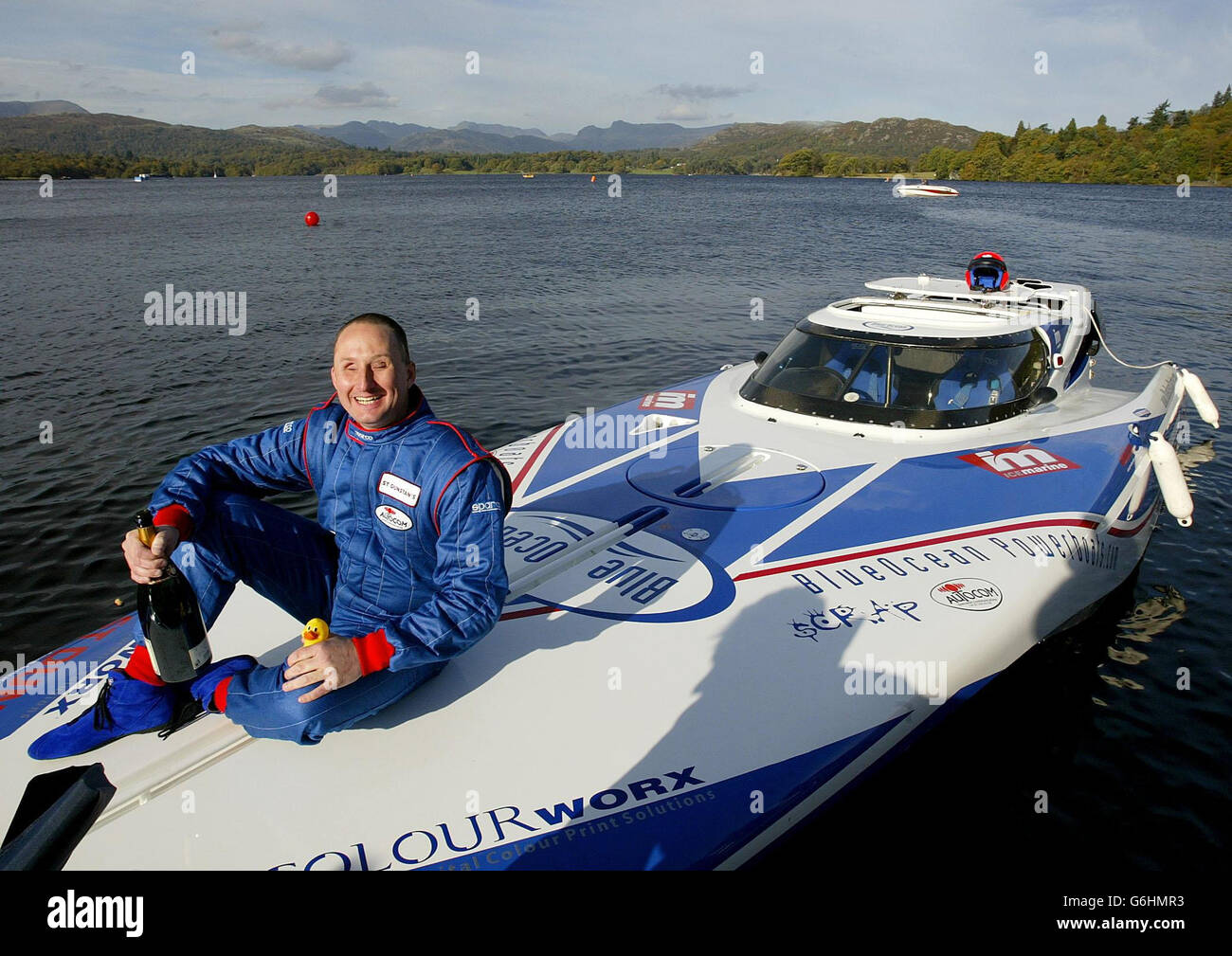 L'ancien soldat Mark Threadgold célèbre après être devenu l'homme aveugle le plus rapide sur l'eau, sur le lac Windermere, Cumbria. Threadgold a battu l'ancien record de 73 km/h lors d'une course d'essai sur le lac Windermere hier. Et aujourd'hui, l'homme de 36 ans a encore amélioré la marque en deux courses sur le lac, établissant un nouveau record mondial de vitesse de l'eau aveugle de 91,66 mph. Comme il a ramené le bateau de moteur Blue Ice de 35 pieds à terre, l'ancien sergent dans le corps royal des signaux a dit qu'il se sentait en train de frapper . Banque D'Images