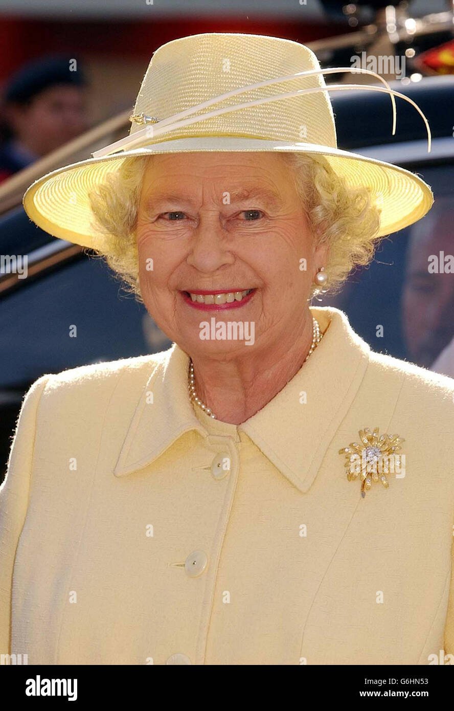 La reine Elizabeth II sourit alors qu'elle visite la place du marché dans le centre-ville d'Enfield, à Londres.Lors de la visite du quartier d'Enfield à Londres, la Reine et le duc d'Édimbourg dévoileront une plaque au marché municipal commémorant les longues liaisons commerciales de la région.Enfield a obtenu sa première charte de marché il y a 700 ans en 1303, et en 1632, les autorités paroissiales ont créé une place centrale du marché.Le couple royal prendra part à une promenade et rencontrera les résidents locaux avant d'ouvrir une nouvelle caisse de crédit dans la salle de jeux. Banque D'Images