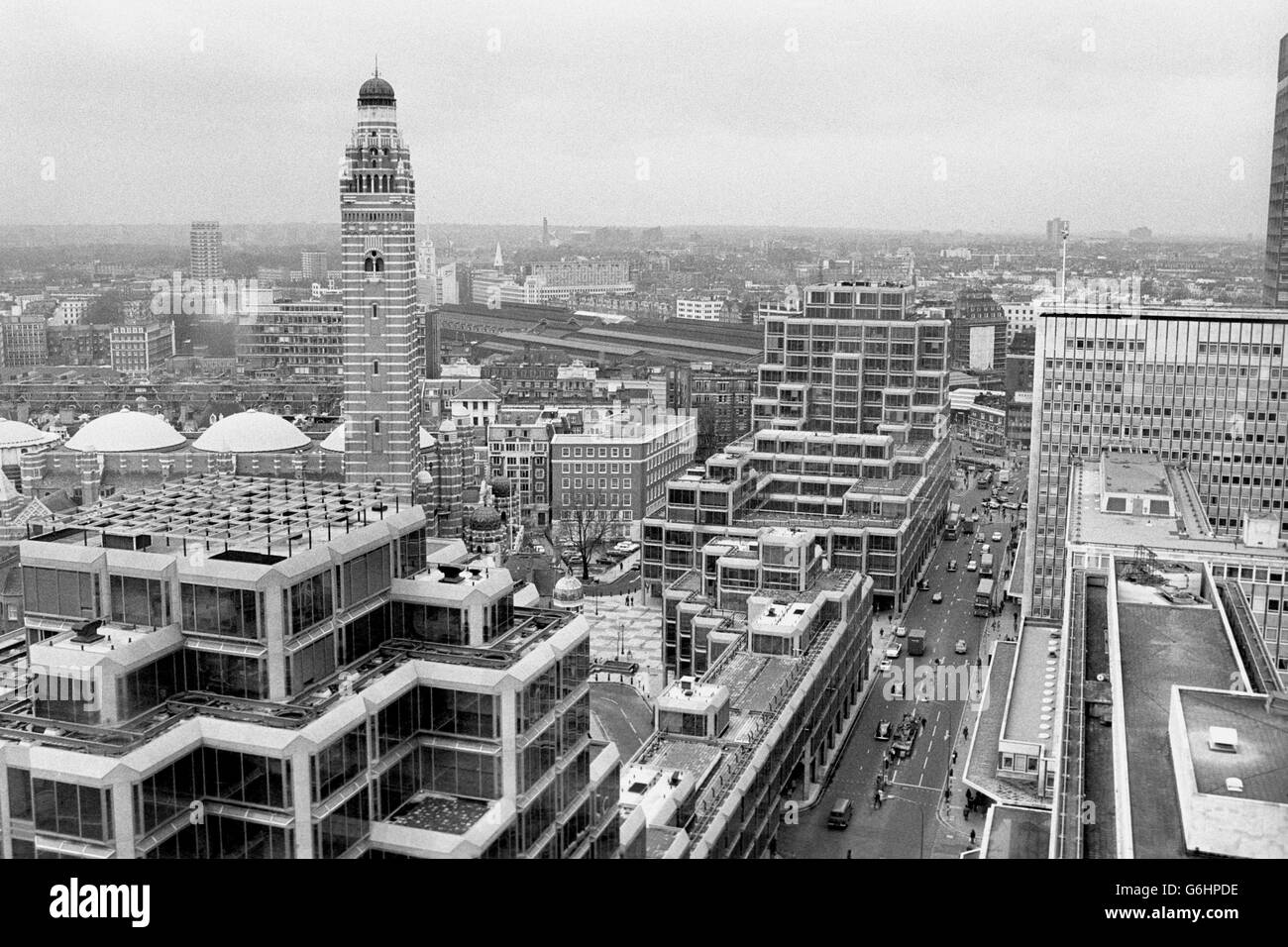 Une image prise du 20e étage de l'hôtel de ville de Westminster, rue Victoria. L'imposante tour de la cathédrale de Westminster est visible, ainsi que la gare Victoria (centre, arrière-plan). Banque D'Images