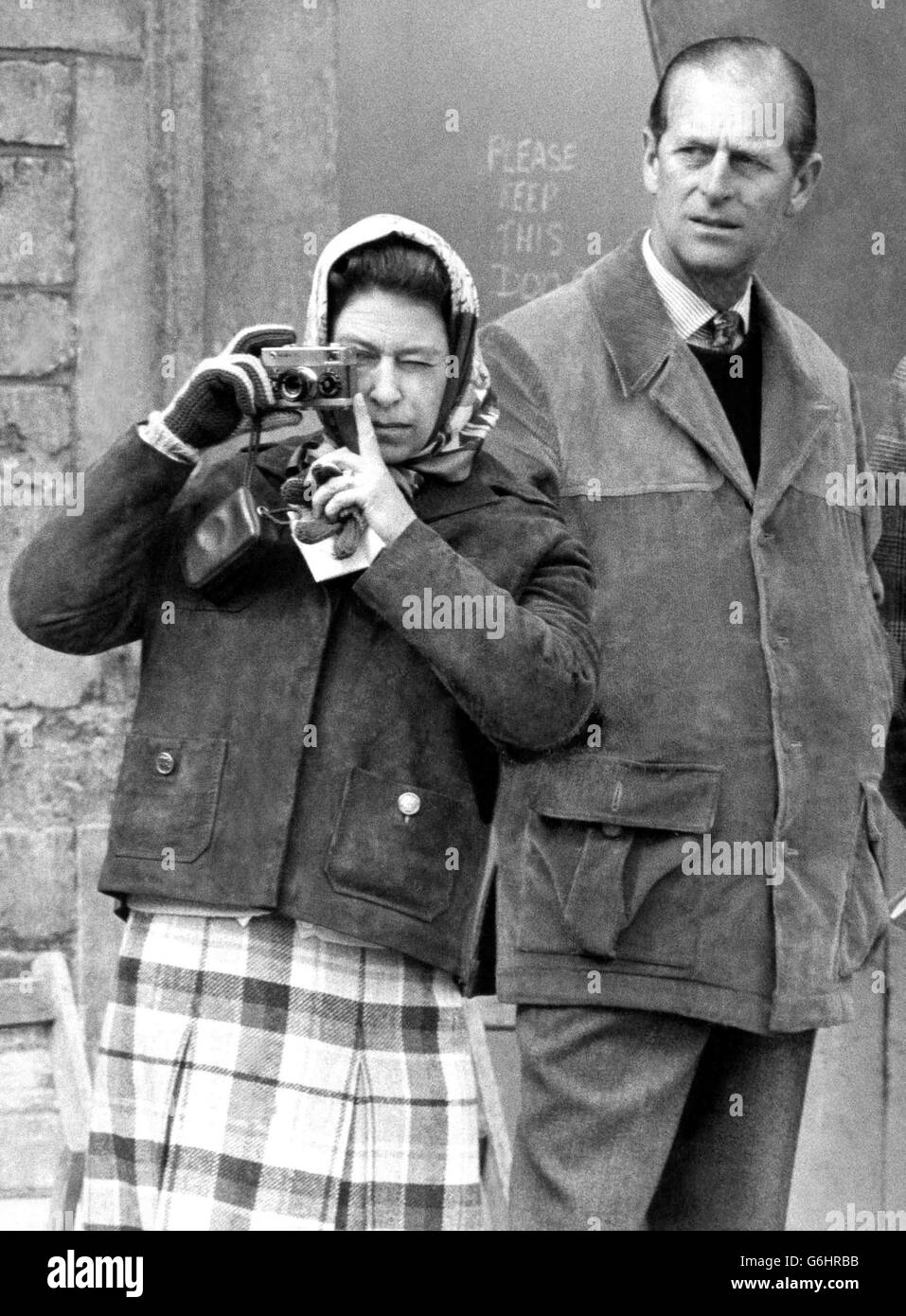 La Reine, surveillée par le duc d'Édimbourg, utilise un appareil photo plaqué or pour photographier son cheval columbus lors de l'inspection vétérinaire le premier jour des épreuves de badminton de 1974. Banque D'Images
