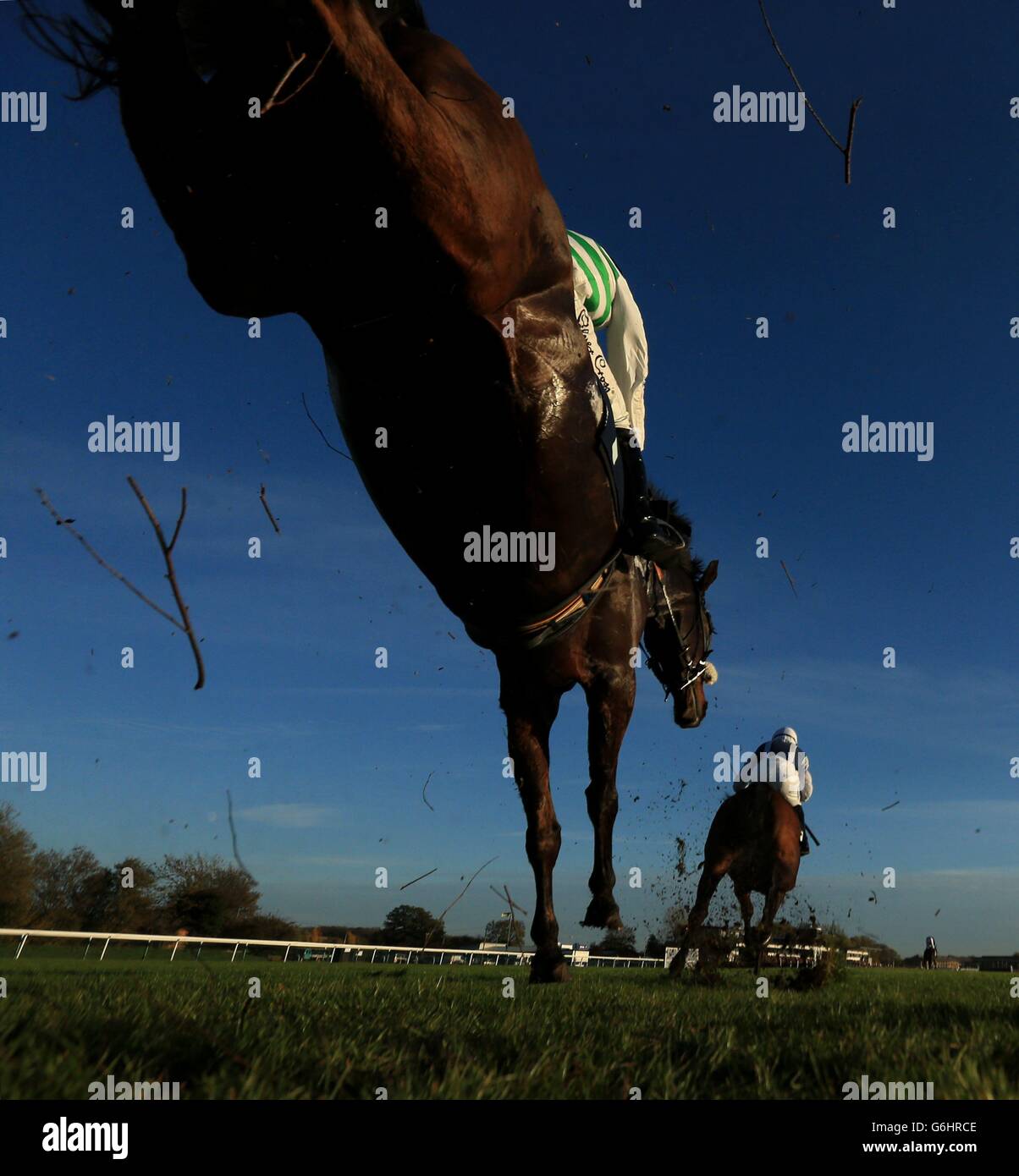 Alwaystheoptimist saute la dernière clôture dans les Weatherbys et Northampton Town football Club novices Limited handicap Steeple Chase à l'hippodrome de Huntingdon. Banque D'Images