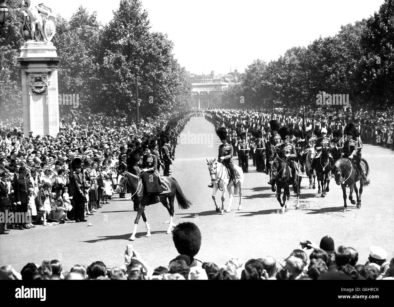 La Reine, sur le cheval de police de châtaignier Imp, mène ses gardes le long de la foule bordée Mall jusqu'au Palais de Buckingham après la cérémonie de Trooping The Color le 13 juin 1959. Derrière la Reine se trouvent le duc d'Édimbourg et le duc de Gloucester (au centre). Banque D'Images