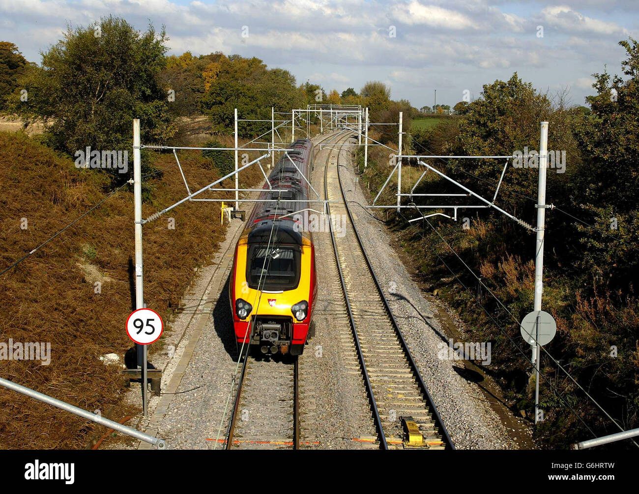 Un train parcourt une section de la ligne principale de la côte ouest entre Stoke et Maclesfield. Les dirigeants syndicaux ont aujourd'hui appelé à la renationalisation de tous les services d'entretien ferroviaire suite à l'admission par l'entrepreneur Jarvis qu'il a mal posé une section de la voie ferrée. Les actions de Jarvis ont chuté de plus de 12% aujourd'hui, essuyant près de 50 millions de la valeur de l'entreprise à la suite de la révélation que Network Rail enquêtait sur des allégations selon lesquelles l'entreprise a entré des documents falsifiés sur les travaux de la voie entre Macclesfield et Stoke-on-Trent. 12/07/04: Le chancelier Gordon Brown a fourni un Banque D'Images