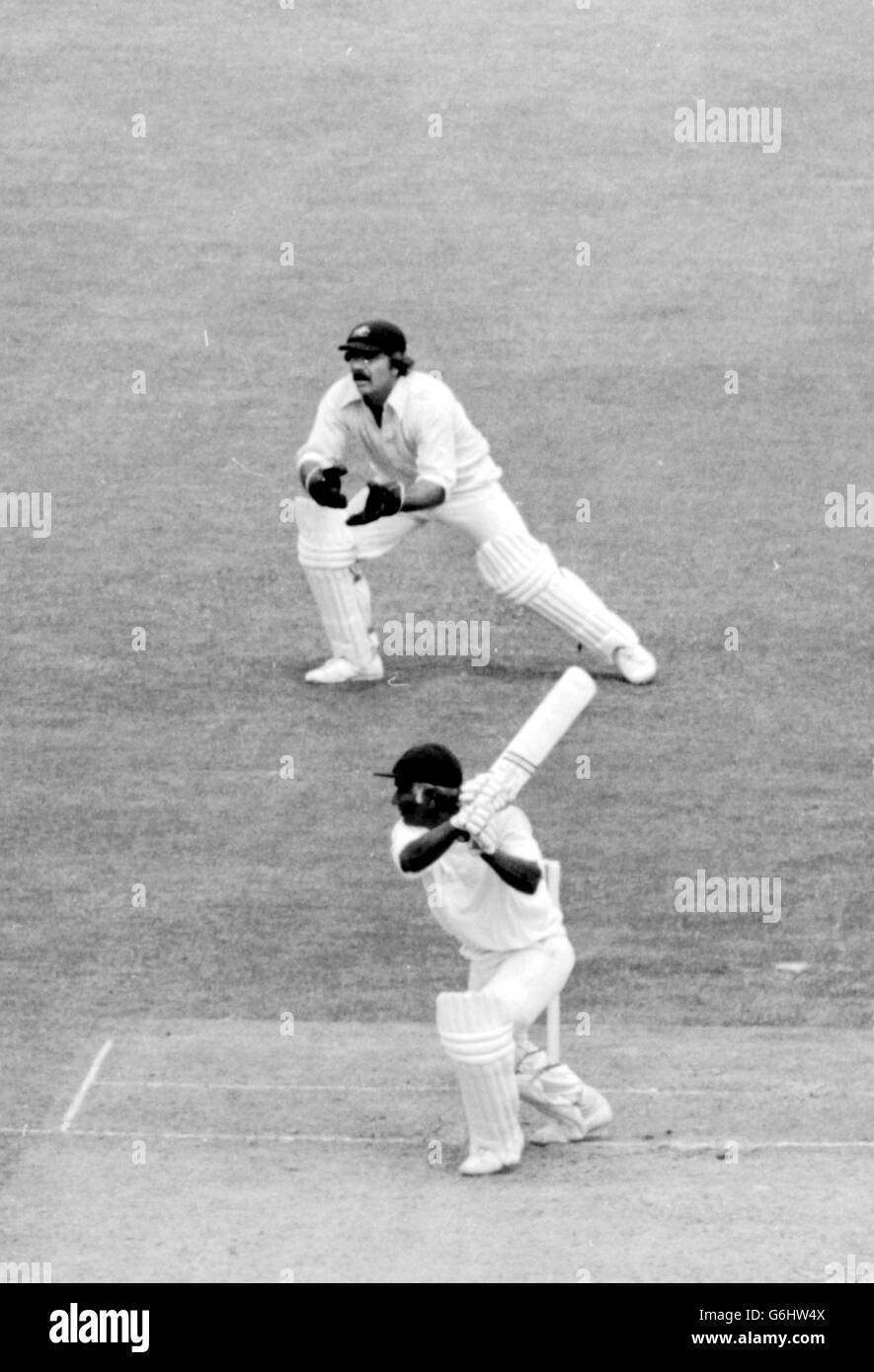 Rohan Kanhai coupe des Walters à la frontière pour compléter son 50 pour les Antilles contre l'Australie dans la finale de coupe du monde Prudential aux Lords.Le gardien de la porte est Rodney Marsh.Kanhai a été sous l'égide de Gary Gilmour pour 55. Banque D'Images