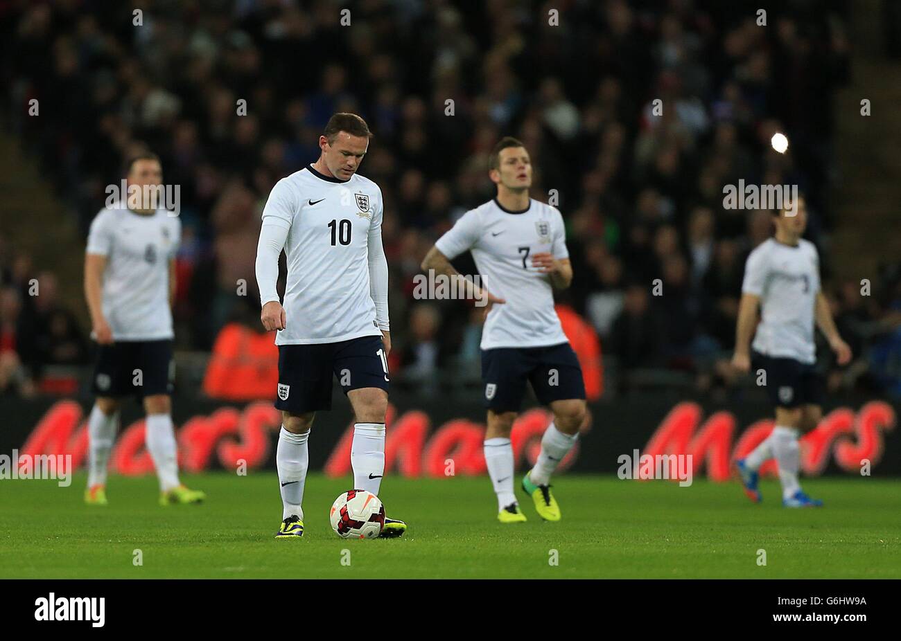 Football - International friendly - Angleterre v Chili - Stade Wembley.Wayne Rooney (n°10) et ses coéquipiers sont découragés après avoir concédé le but d'ouverture Banque D'Images