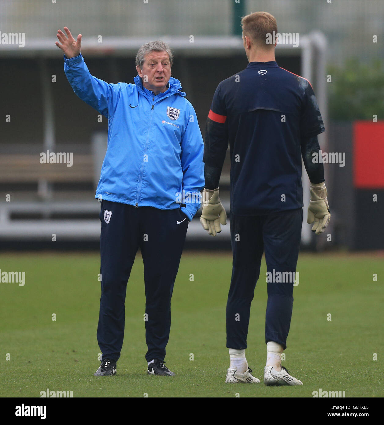 Football - International friendly - Angleterre v Allemagne - session d'entraînement en Angleterre - Londres Colney.Roy Hodgson, directeur de l'Angleterre, discute avec le gardien de but Joe Hart au cours de la séance de formation à London Colney, dans le Hertfordshire. Banque D'Images