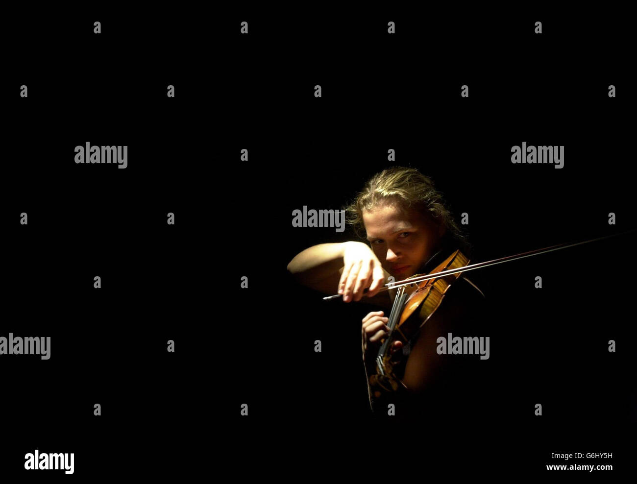 Mari Samuelson joue un violon 1716 réalisé par Antonio Stradavari aux enchères de Sotheby à Londres.Les instruments, qui doivent être vendus dans une vente aux enchères du 11 novembre, devraient rapporter respectivement 600,000 - 800,000 et 300,000 - 500,000. Banque D'Images