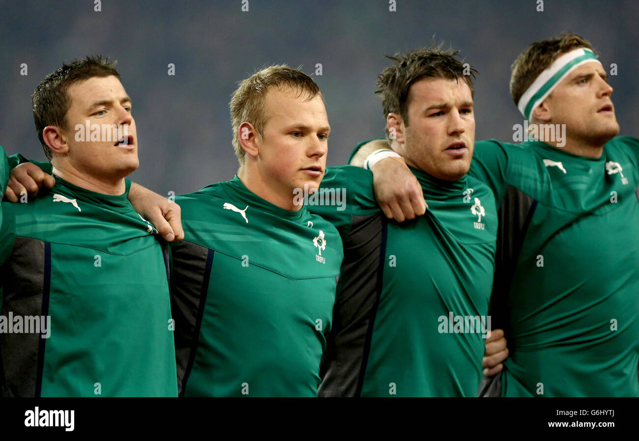 Les joueurs irlandais (de gauche à droite) Brian O'Driscoll (de gauche à gauche) Luke Marshall, Sean O'Brien et Jamie Heaslip, se présentent pour les hymnes avant le match de la Guinness Series au stade Aviva, à Dublin, en Irlande. Banque D'Images