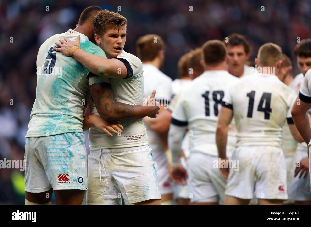 Owen Farrell, d'Angleterre, célèbre au coup de sifflet final avec Courtney Lawes après le QBE International à Twickenham, Londres. Banque D'Images