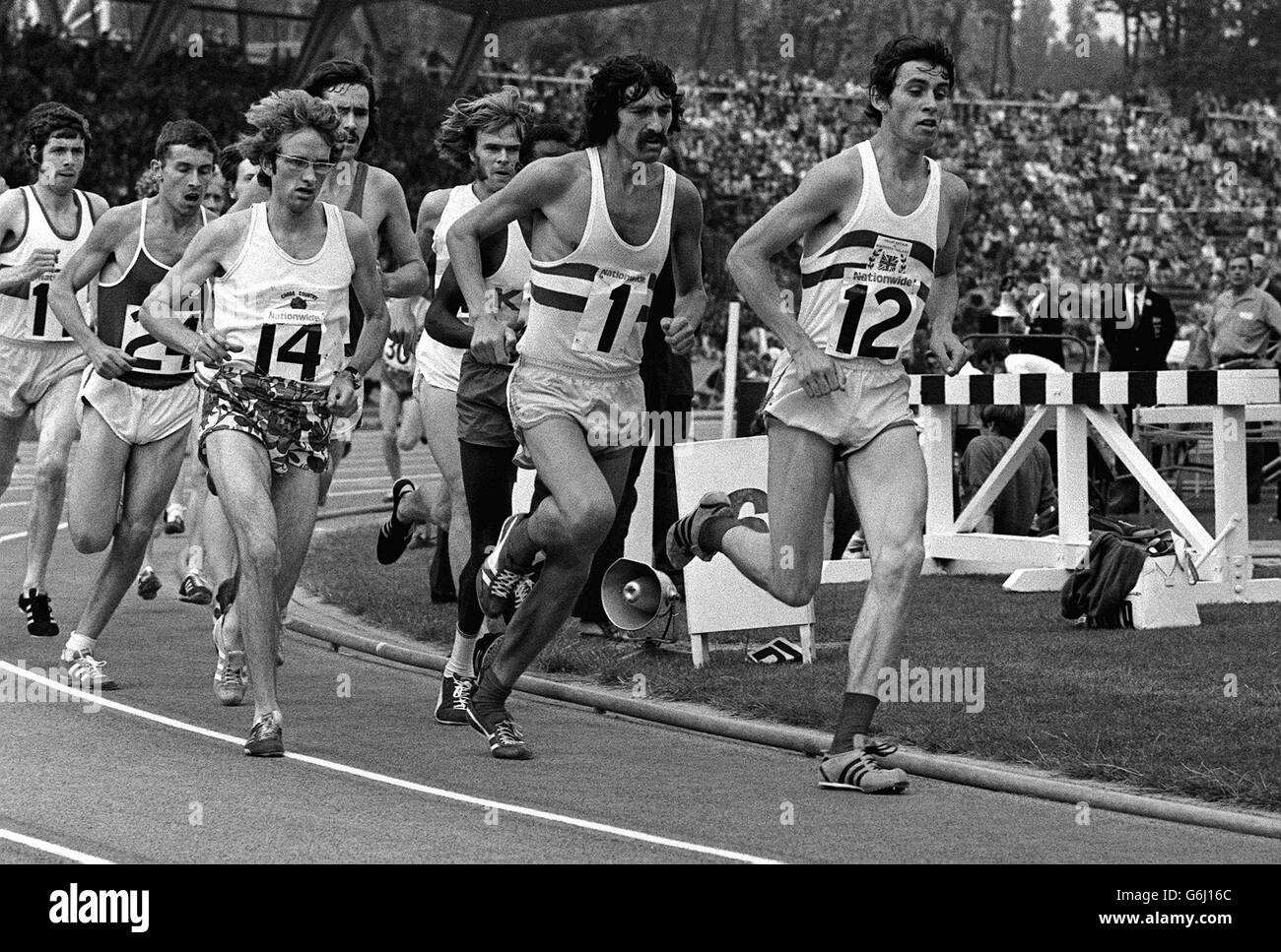 David Bedford, un détenteur du record du monde , qui a tranché 7.4 secondes de la marque du monde de 10,000 mètres lorsqu'il a parcouru la distance en 27 minutes 31 secondes aux championnats AAA. 5/10/03: M. Bedford demande une compensation à la société derrière le service d'enquêtes de l'annuaire 118 118 après avoir revendiqué que les joggeurs dans ses annonces sont modelés sur lui, il est apparu. Bedford, aujourd'hui 53 ans, affirme que la paire de coureurs, avec leurs chaussettes rouges distinctives, leurs moustaches droiles, leurs shorts tronqués et leurs longs cheveux straggly, sont basés sur l'image qu'il avait au cours des années 1970. Ses avocats ont écrit au numéro, la compagnie Banque D'Images