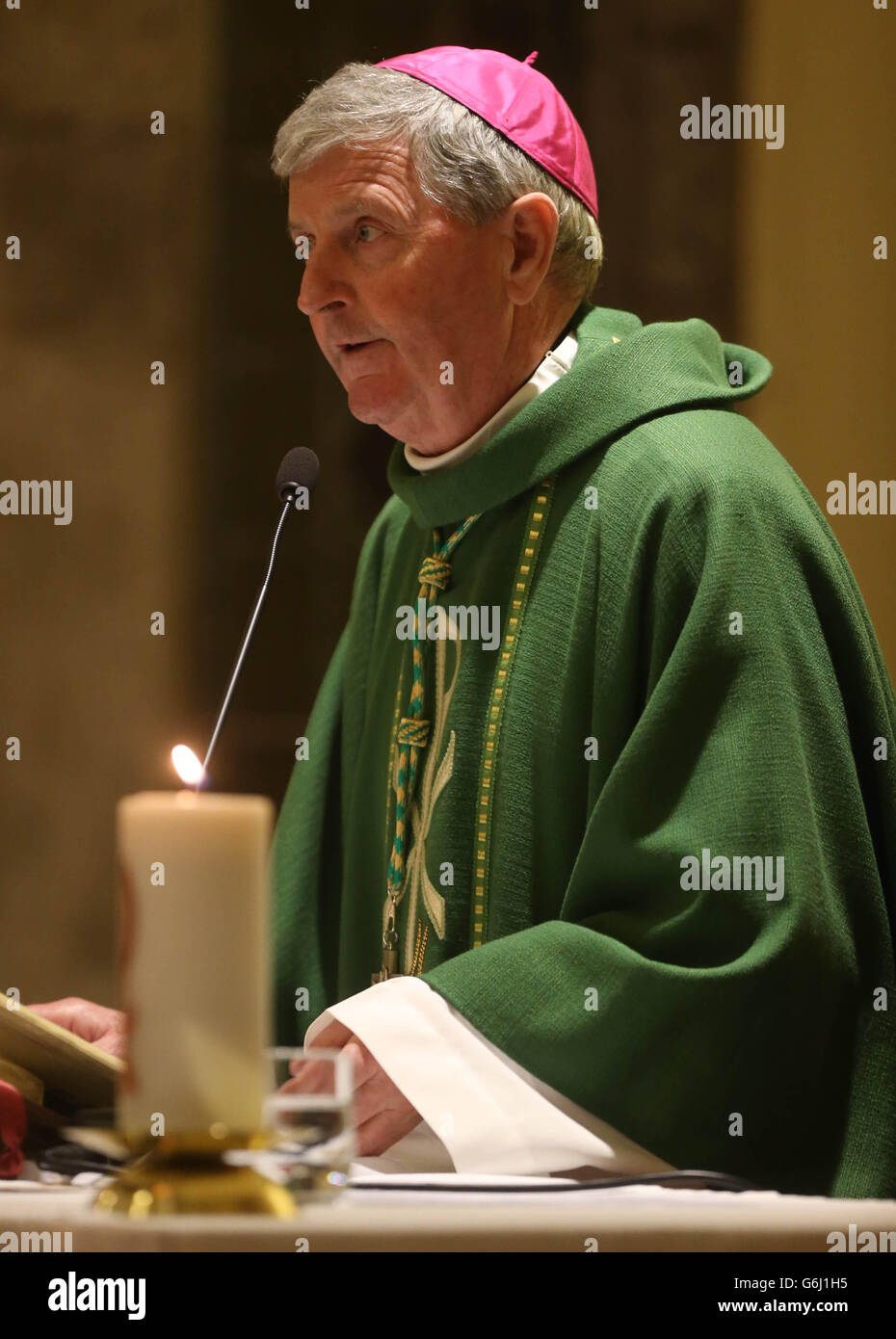 Mgr Michael Smith, évêque de Meath, à une messe à laquelle les disparus sont rappelés à l'église Jean-Baptiste Kilberry Co Meath. Banque D'Images
