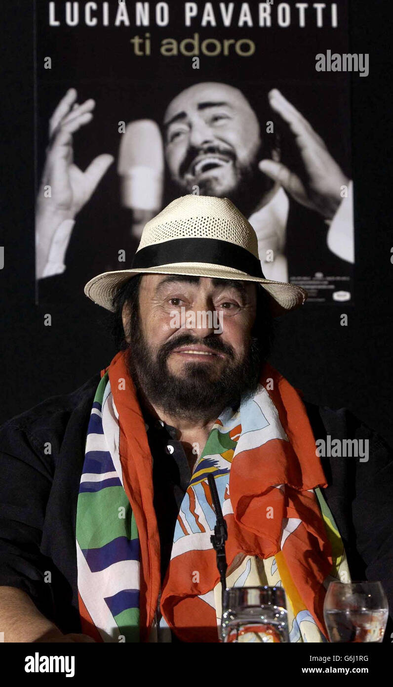 Le ténor légendaire Luciano Pavarotti pose aux photographes lors d'une conférence de presse pour le lancement de son nouvel album « Ti Adoro » à l'hôtel Mandarin Oriental de Londres. Banque D'Images
