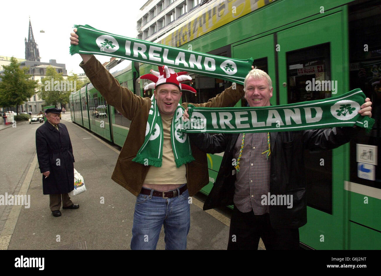 Les fans irlandais Andy Tracey et Billy Whelan, de Dublin, à Bâle, en Suisse, où ils espéraient trouver des billets pour le match de qualification de l'Irlande pour l'Euro 2004 contre la Suisse. * l'Irlande fait face aux leaders du Groupe 10 sachant qu'une victoire dans le stade St Jakob Park leur garantira au moins une place dans les éliminatoires, tandis que si la Russie ne parvient pas à battre la Géorgie dans l'autre match, elle devrait obtenir une qualification automatique pour l'Euro 2004. Banque D'Images